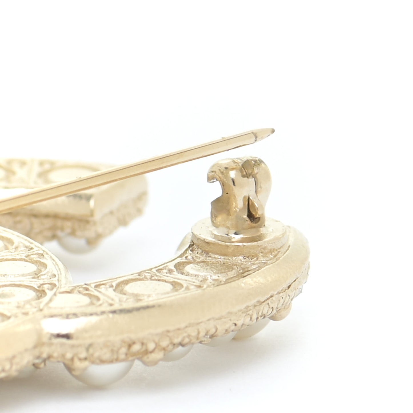 Metal Crystal Graduated Pearl CC Brooch Gold