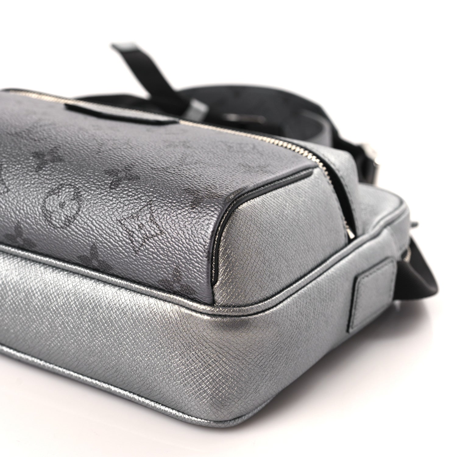Louis Vuitton Taigarama Outdoor Messenger Gunmetal 8 of 9