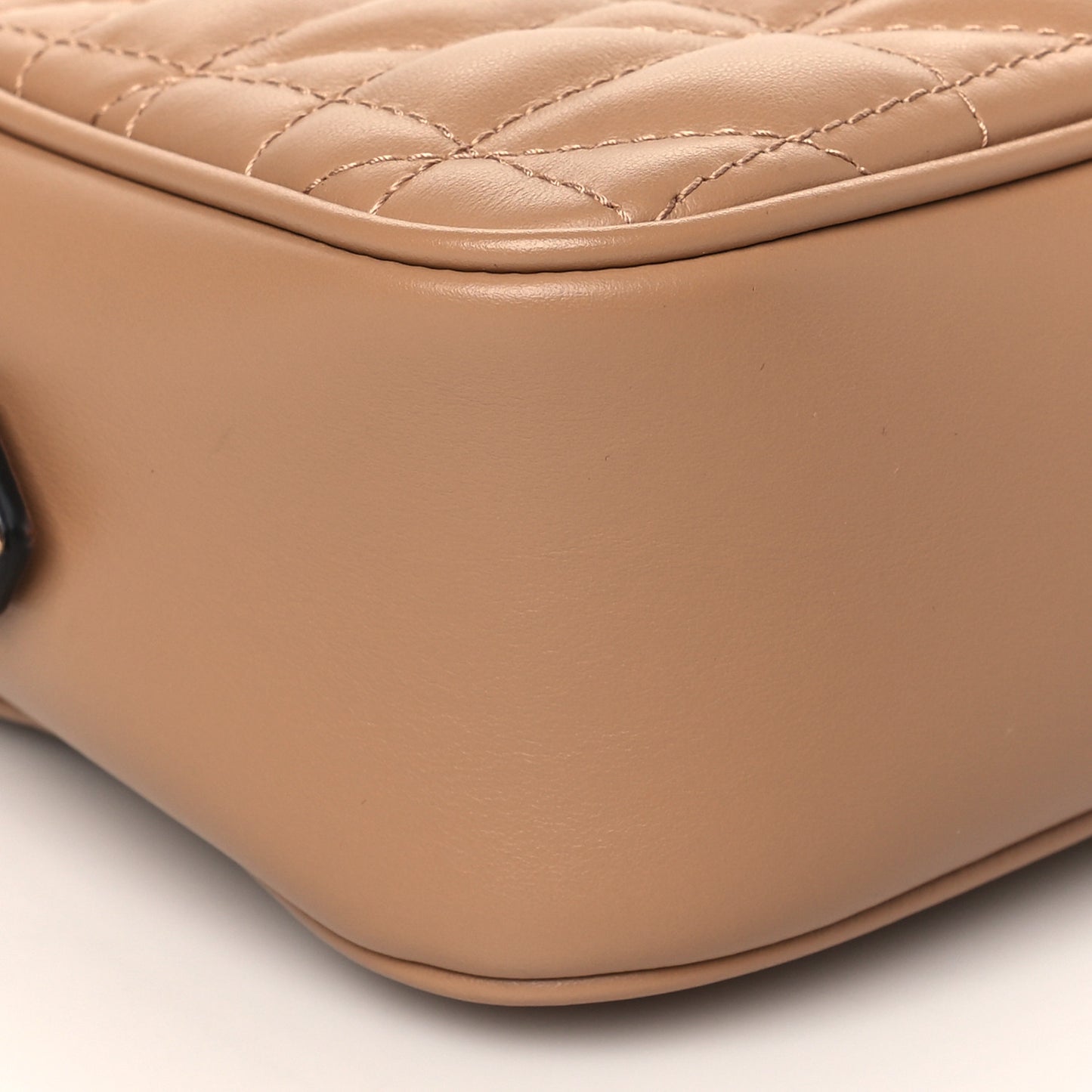 Calfskin Matelasse Aria Small GG Marmont Chain Shoulder Bag Camelia