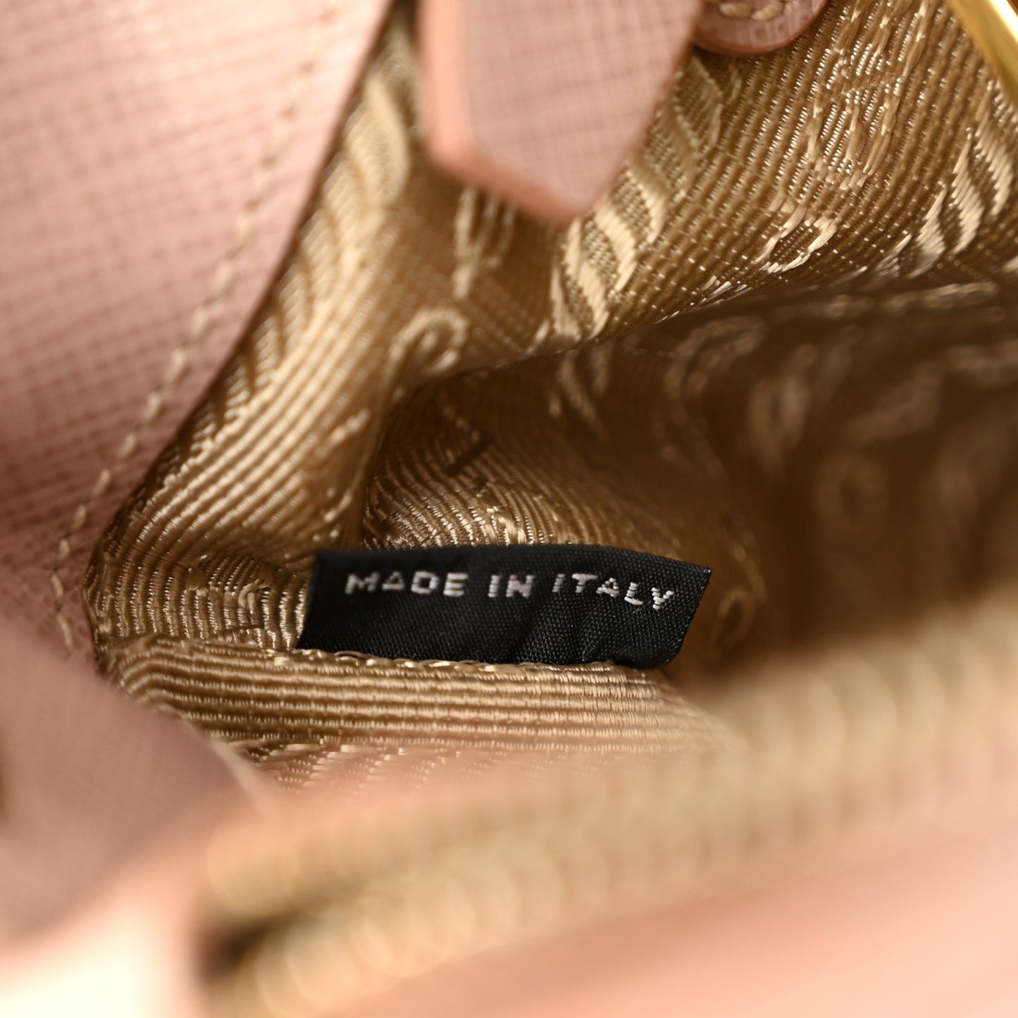 Saffiano Lux Medium Tote Cammeo