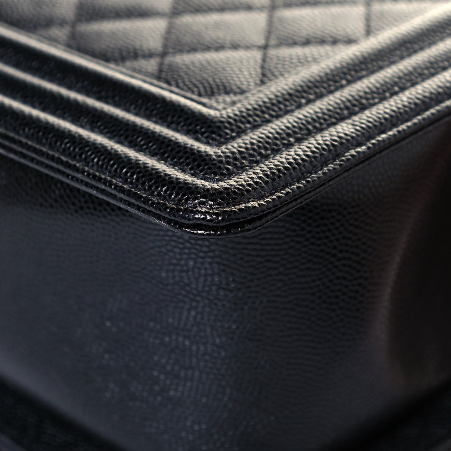 Caviar Quilted Medium Boy Flap Black