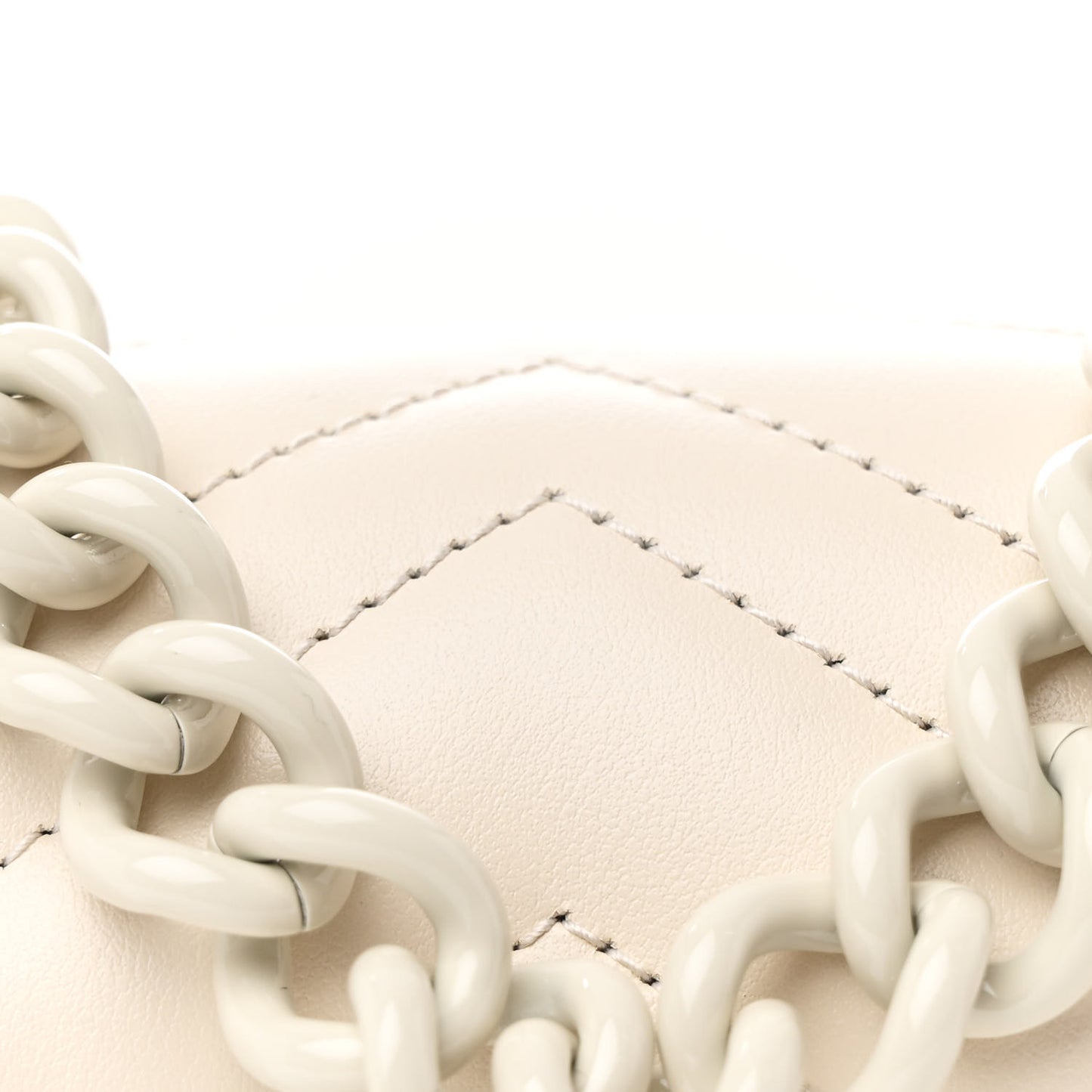 Calfskin Matelasse Monochrome GG Marmont Chain Belt Bag 95 Mystic White