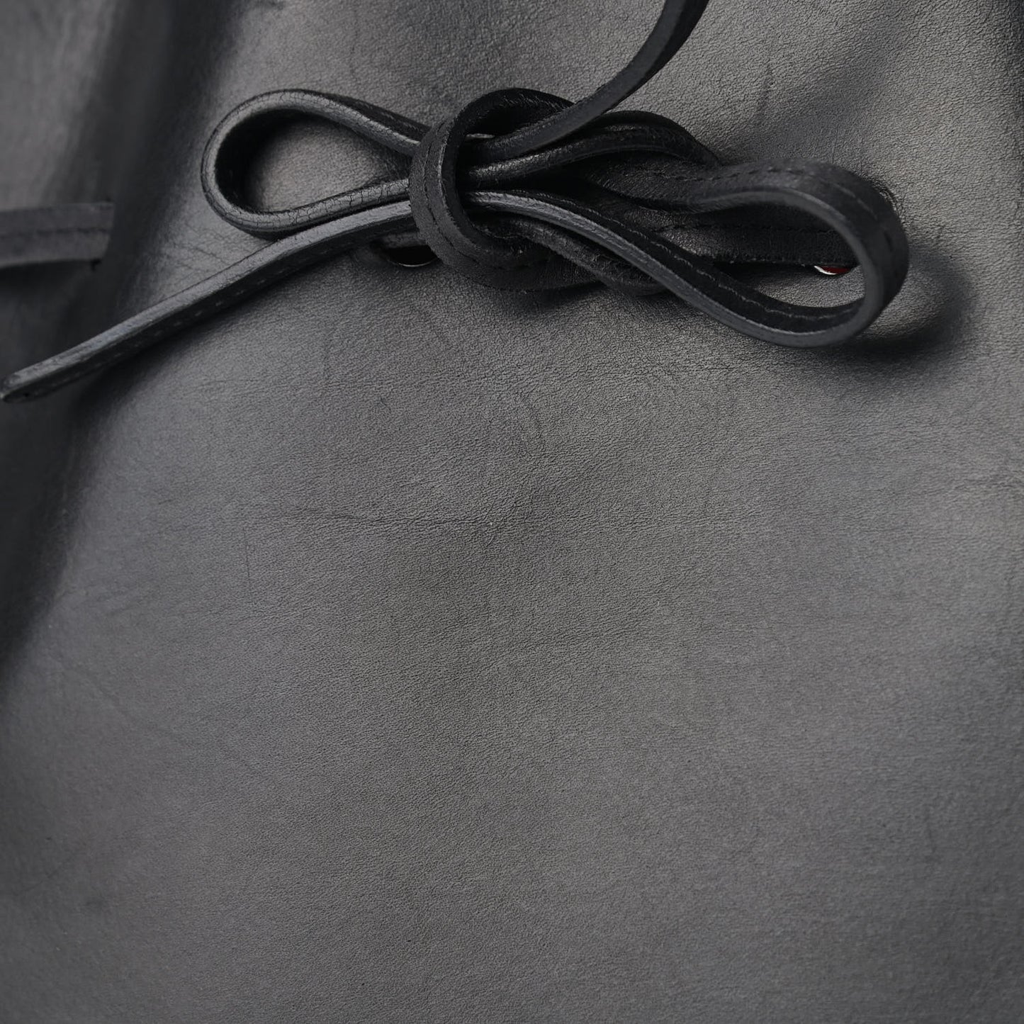 Vegetable Tanned Calfskin Bucket Bag Black Flamma