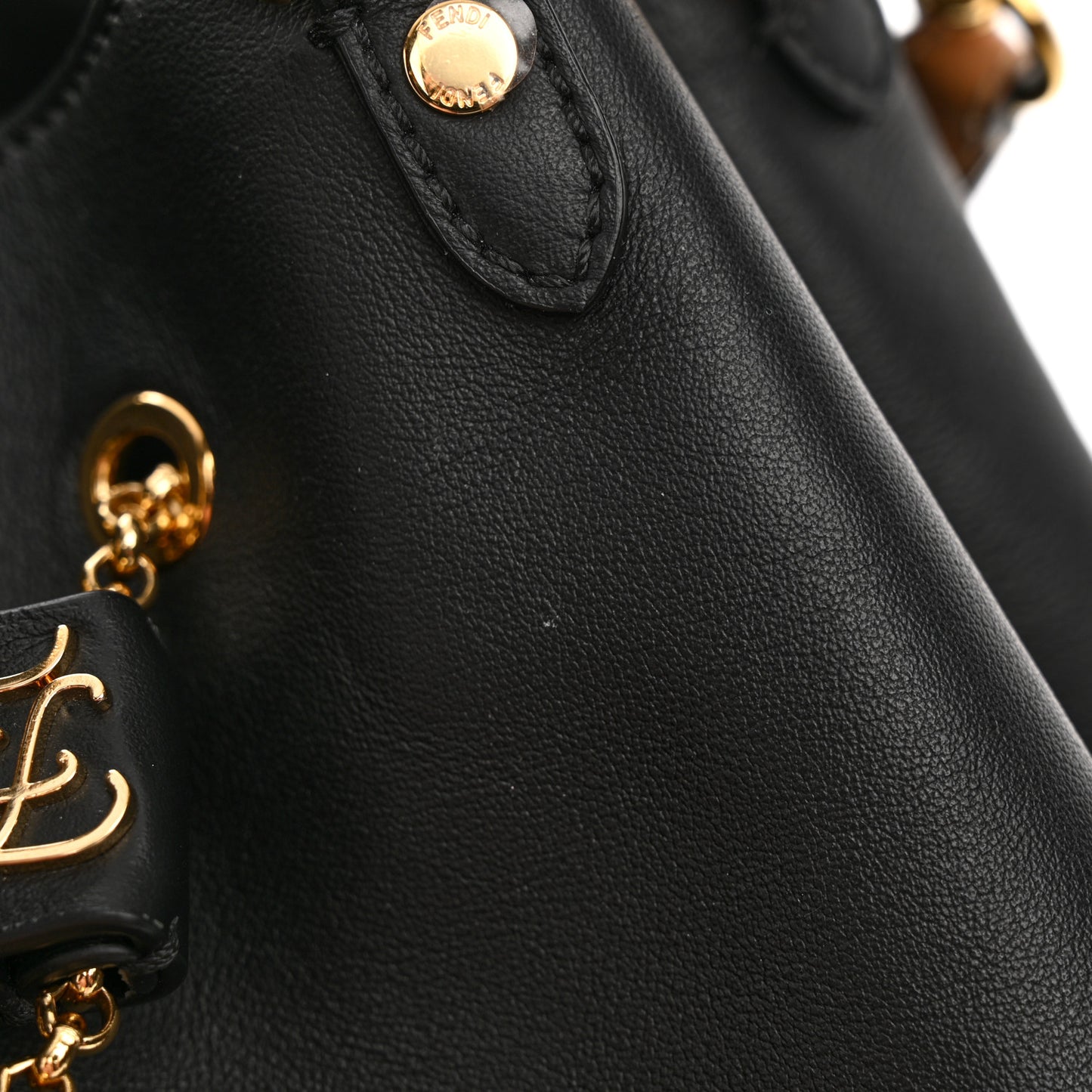 Vitello Grace King Karligraphy Chain Bucket Bag Black Bisquit