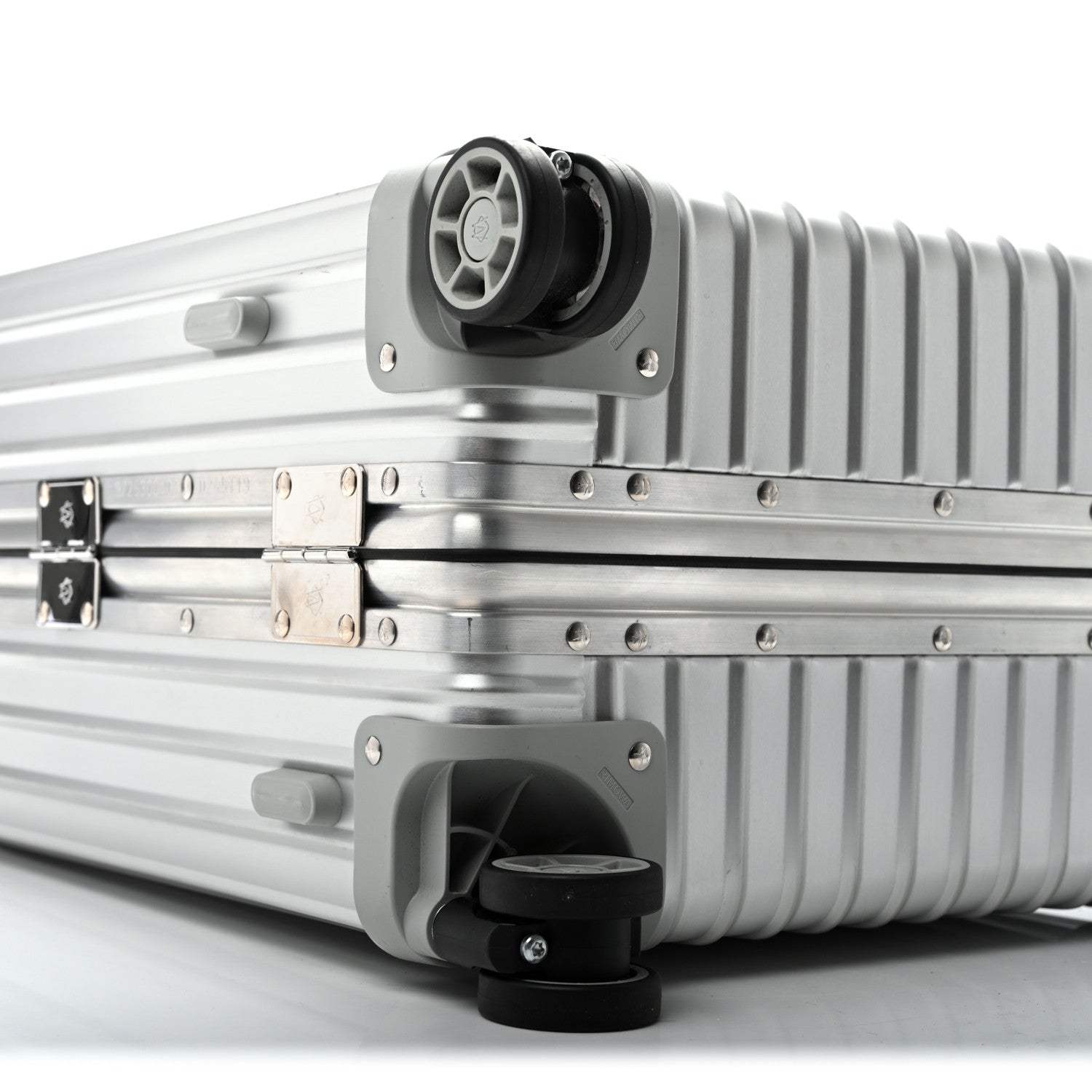 Rimowa Aluminum Classic Flight Cabin Silver 7 of 15