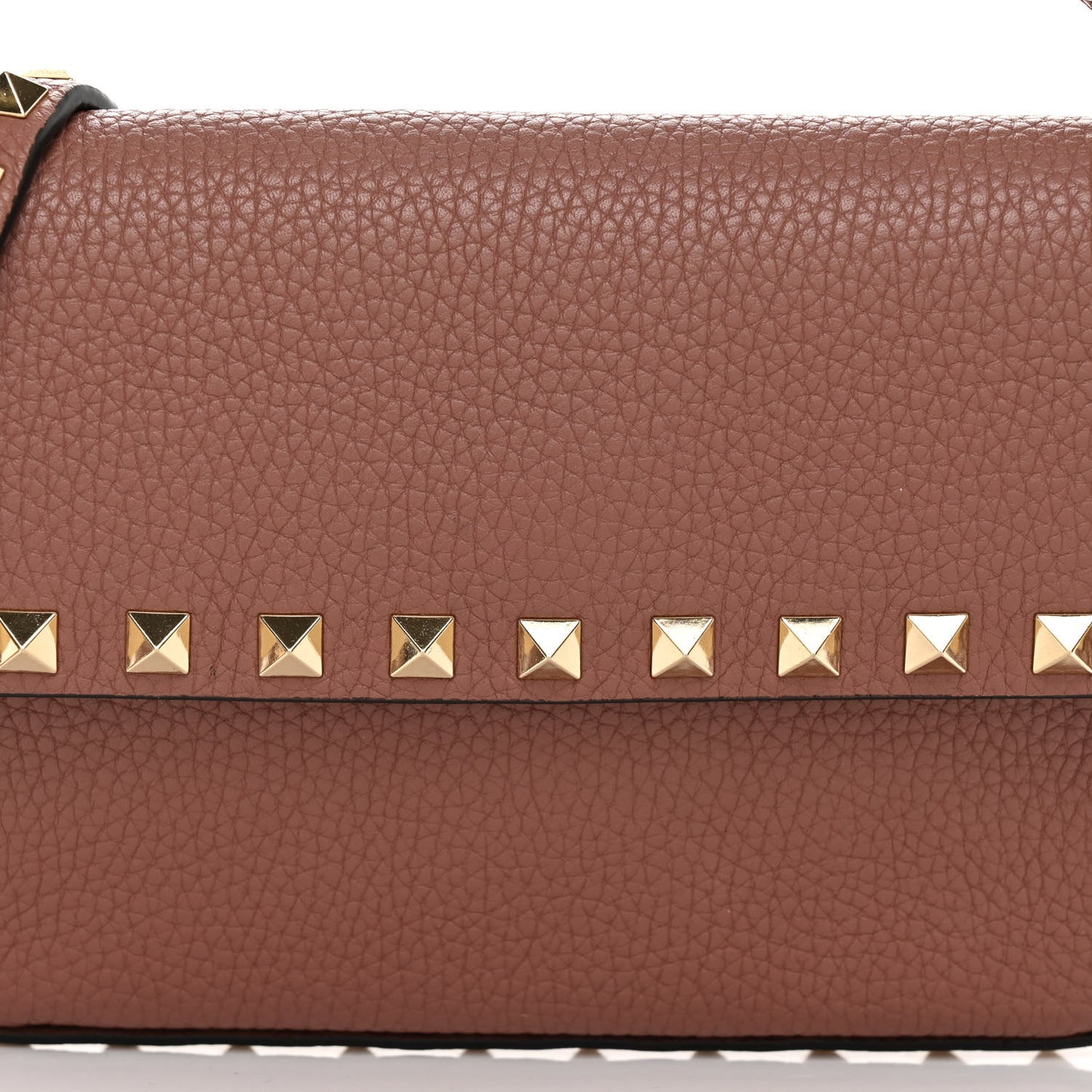 Grainy Calfskin Rockstud Crossbody Pouch Poudre