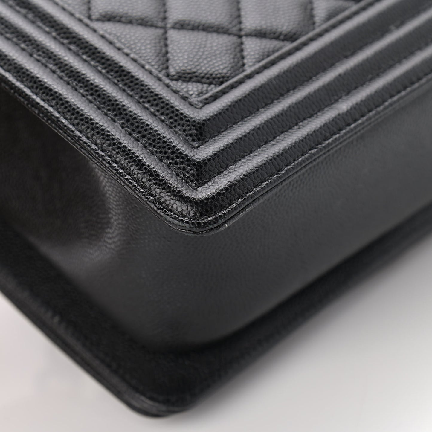 Caviar Quilted Medium Boy Flap Black