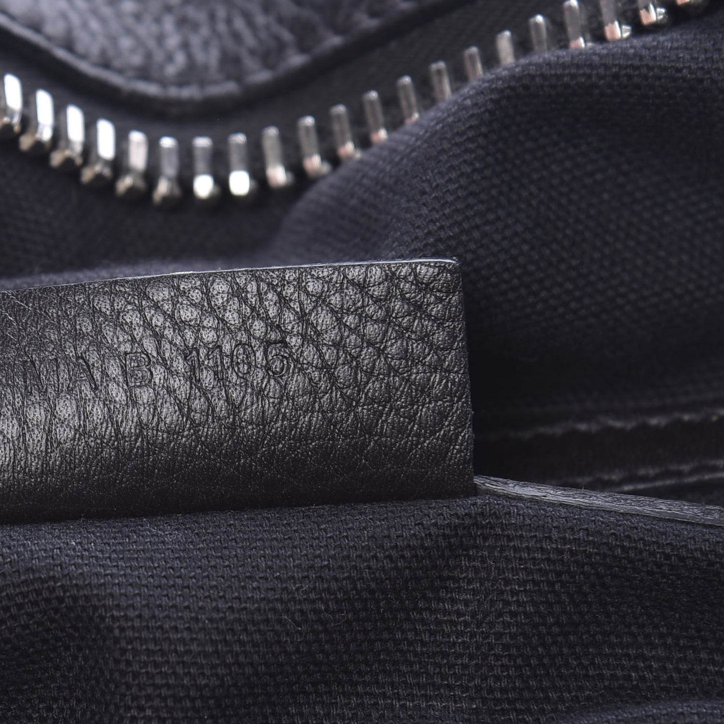 Waxy Grained Calfskin Medium Nightingale Black
