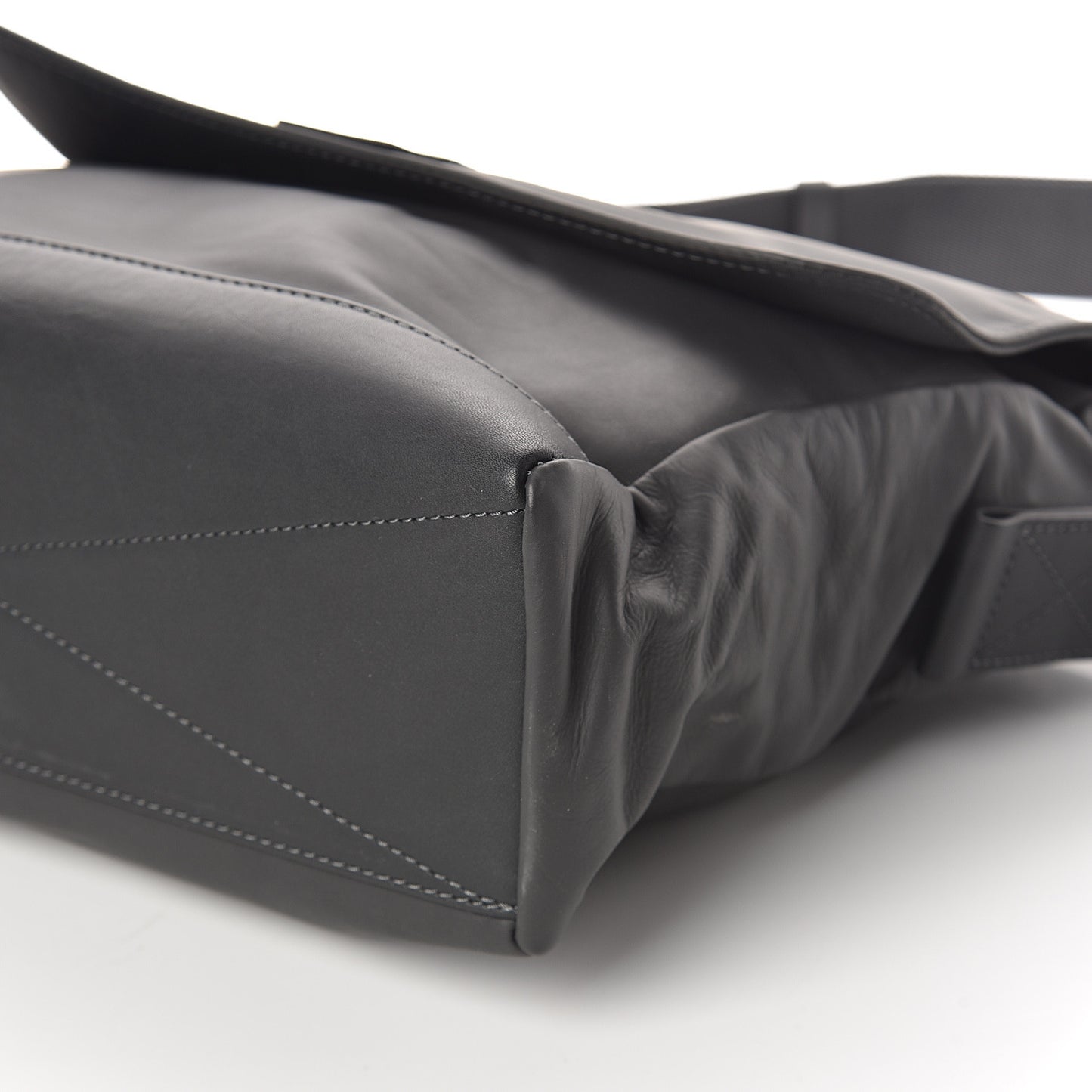 Calfskin Cross V Messenger Asphalt