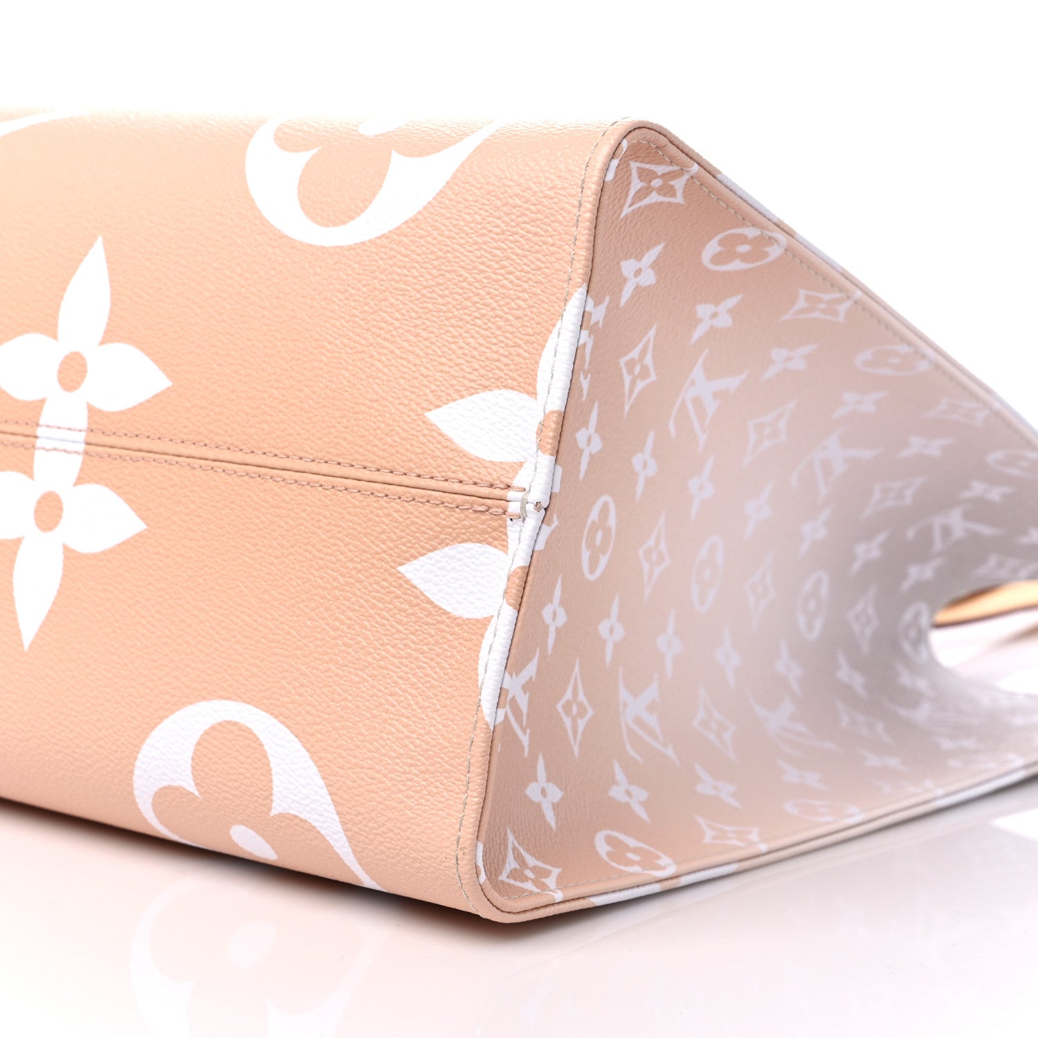 Louis Vuitton Monogram Giant By The Pool OnTheGo GM Brume 8 of 11