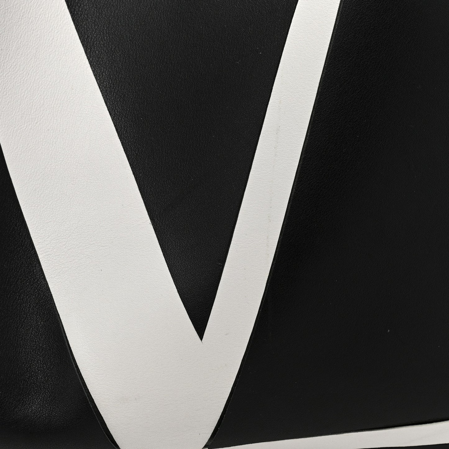 Nappa VLogo Medium Escape Tote Black