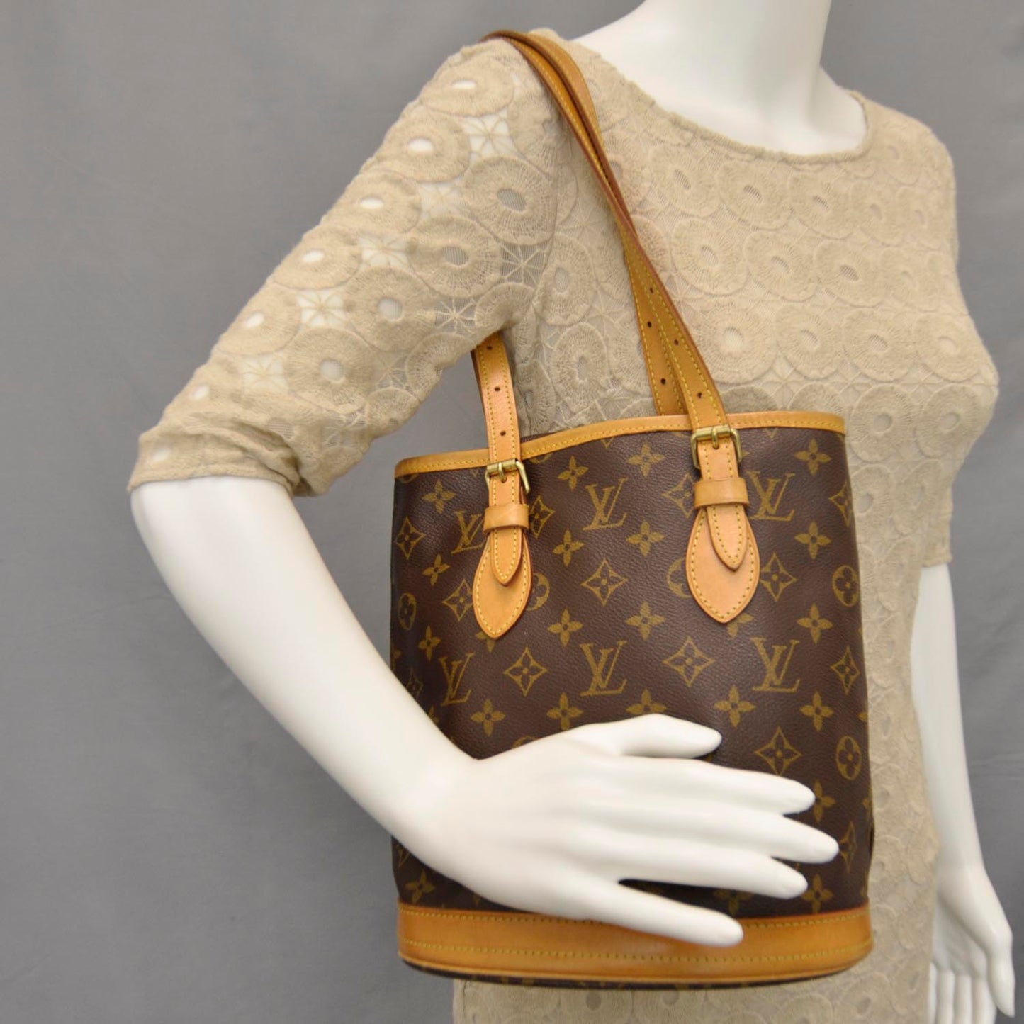 Monogram Petit Bucket 23