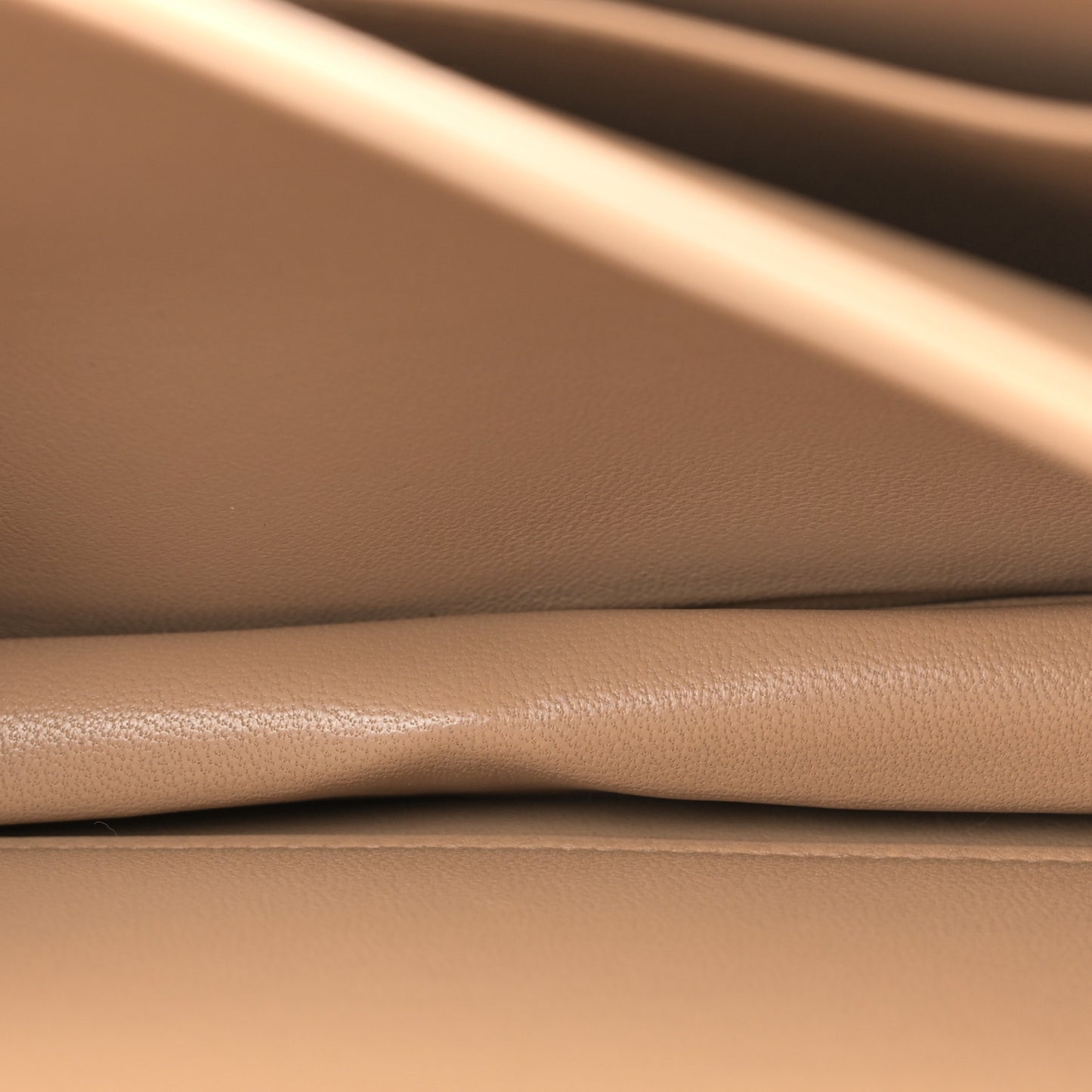 Matte Alligator Constance 18 Chai