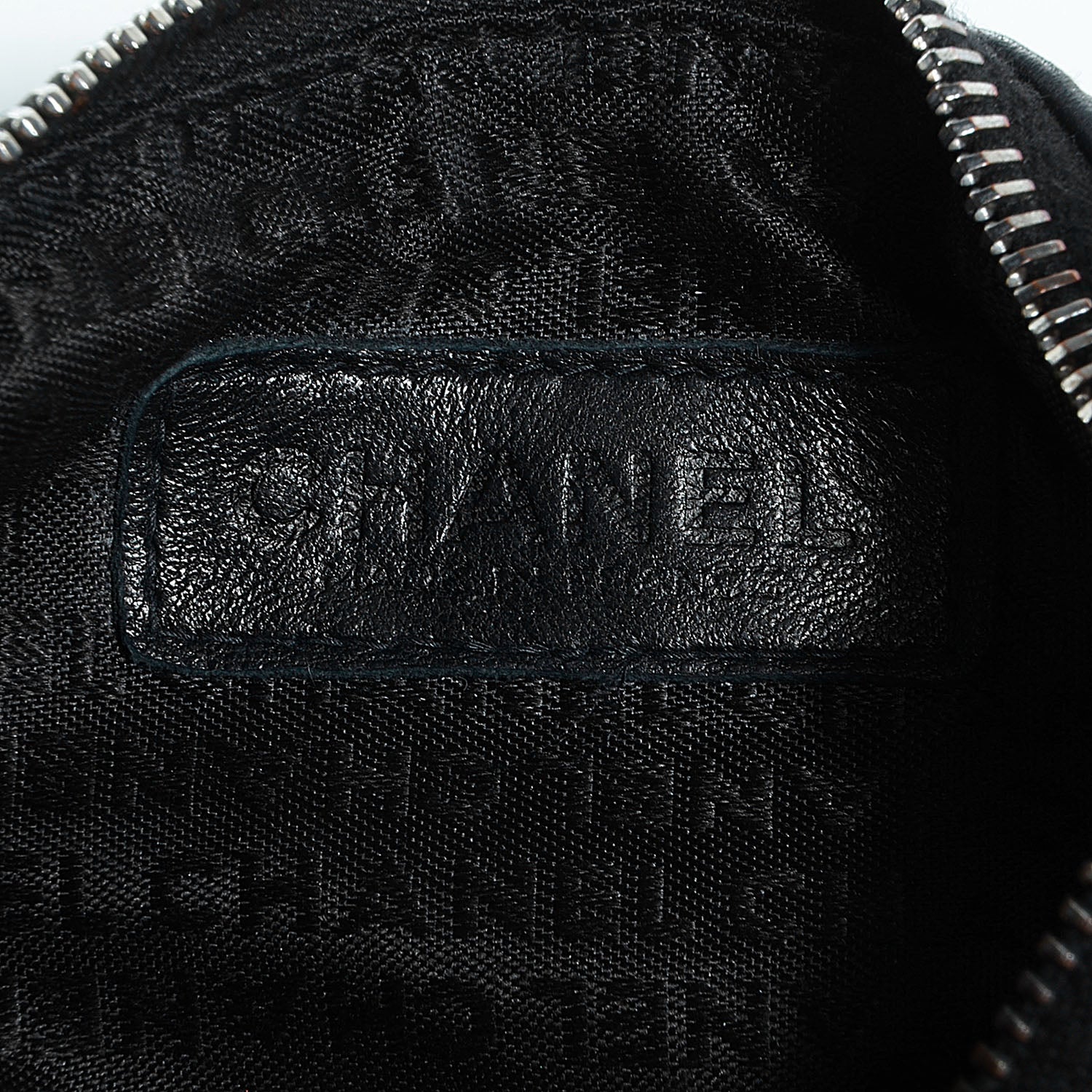 CHANEL ブラック キルティングデザイン ショルダーバッグ Chanel Lambskin Square Quilted Chain Fringe Pochette Black 83382