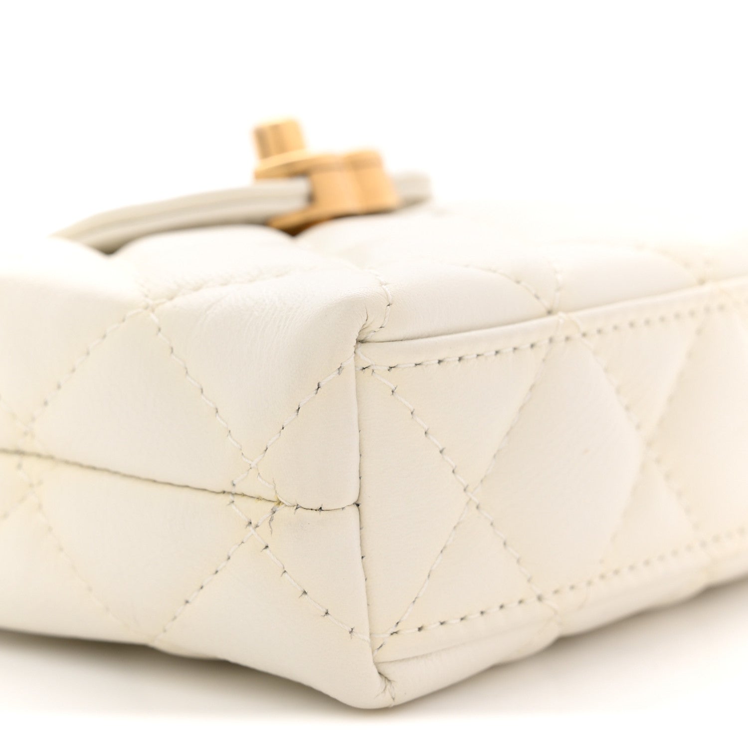 CHANEL ホワイトレザー キルティングバッグ Chanel Shiny Aged Calfskin Quilted Mini Nano Kelly Shopper White