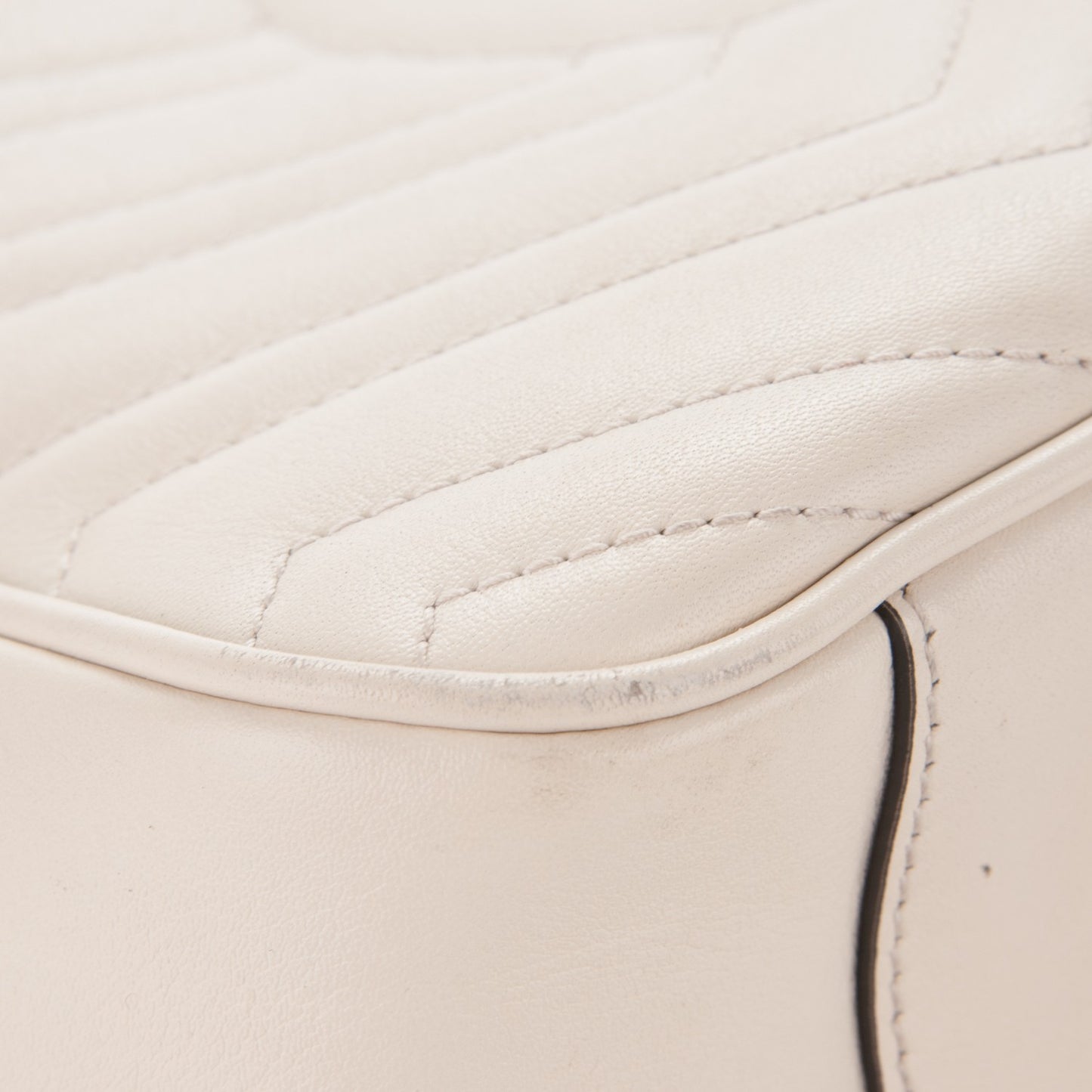 Calfskin Matelasse Medium GG Marmont Chain Shoulder Bag Mystic White