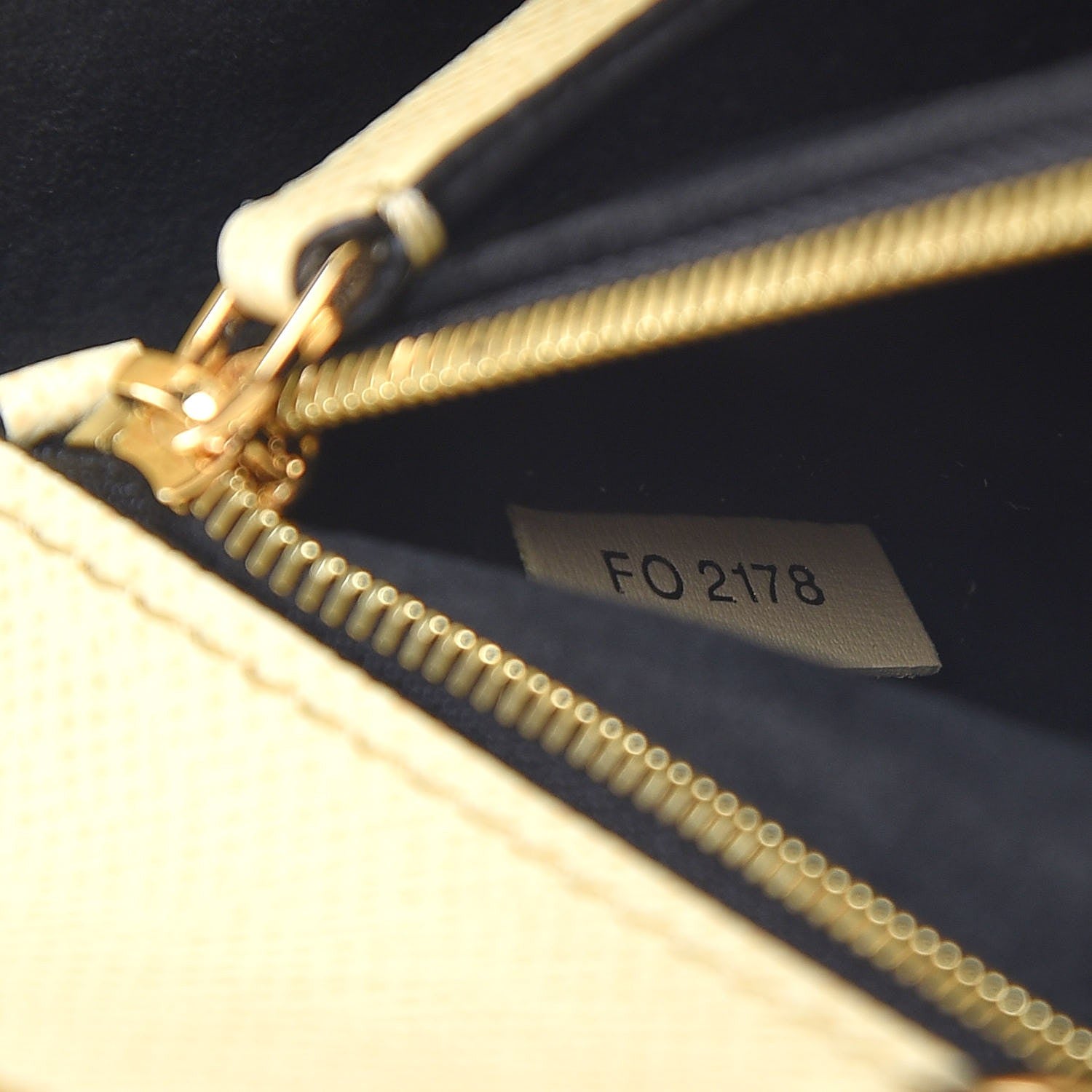 Louis Vuitton Taiga City Frame Banane 8 of 9