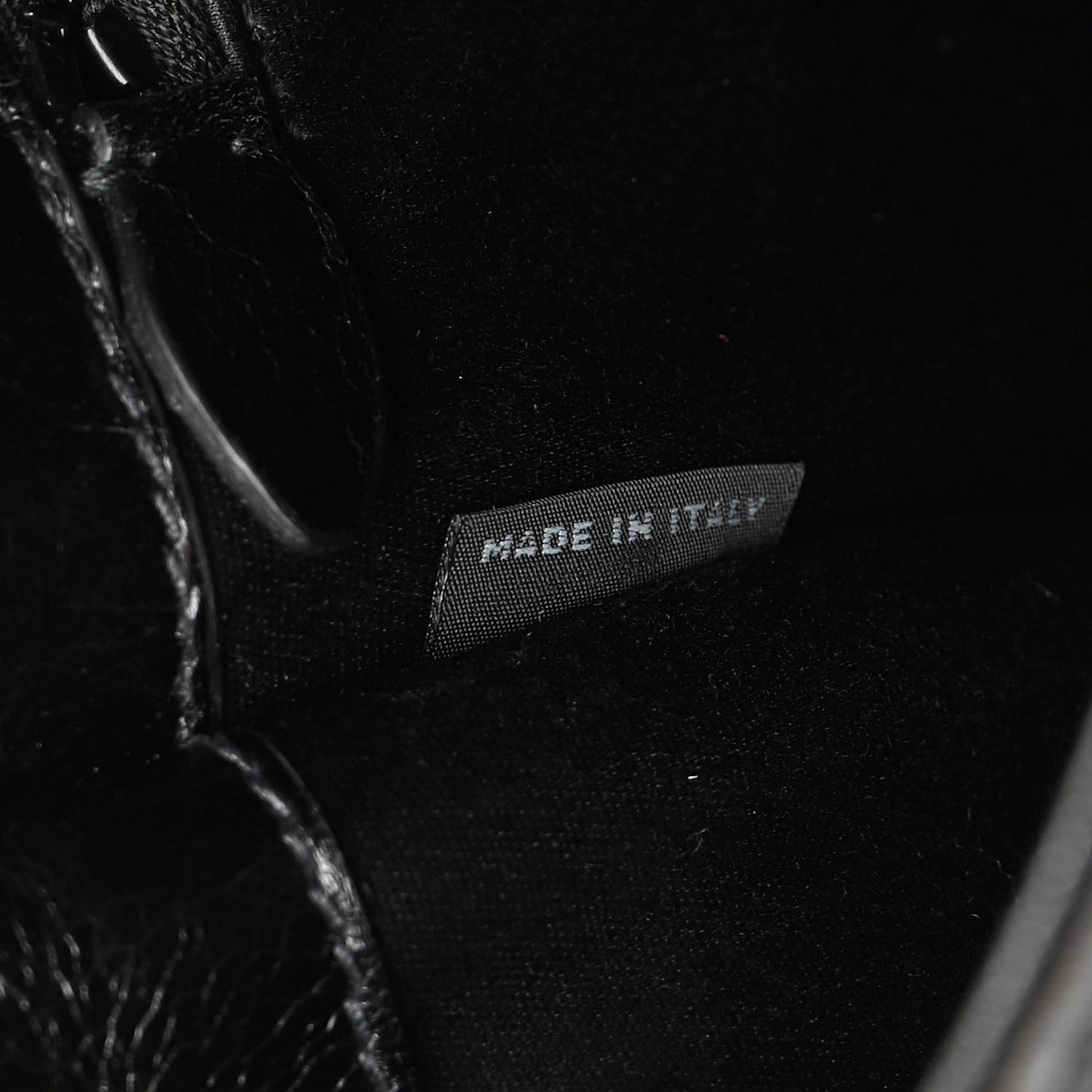 Vitello Shine Trapu Shoulder Bag Black