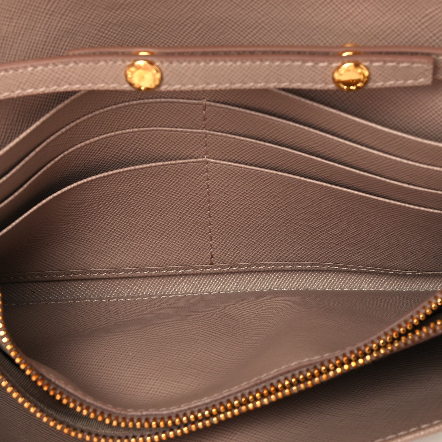 Saffiano Metal Oro Chain Wallet Cammeo
