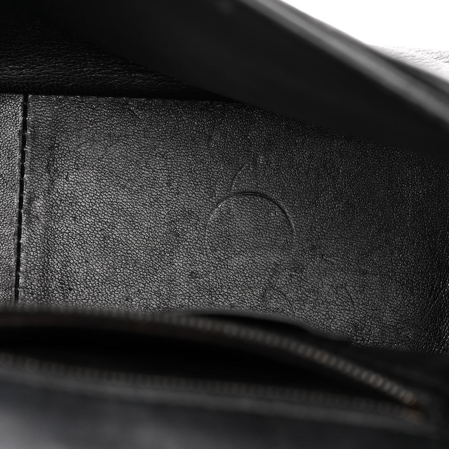 Shiny Goatksin Logo Embossed Monochrome M BB Round Shoulder Bag Black