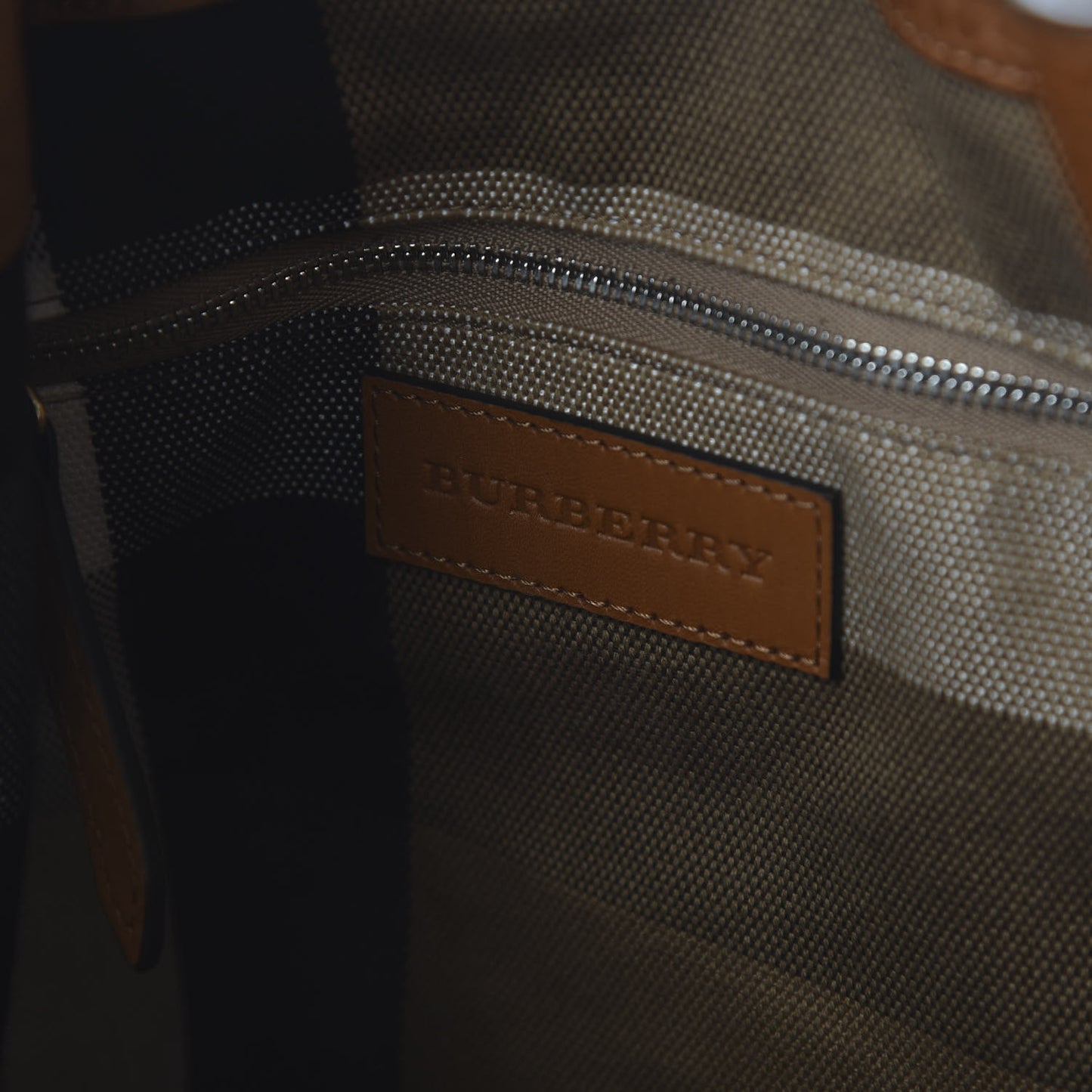 Grainy Calfskin House Check Medium Maidstone Camel
