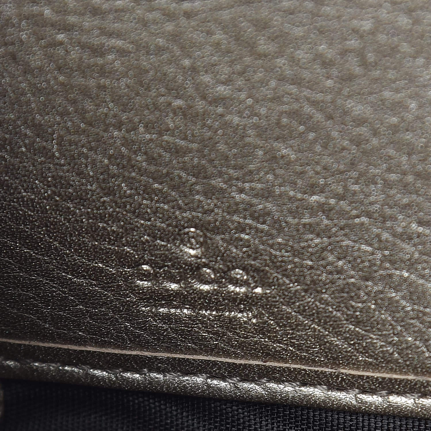 Gucci Metallic Pebbled Calfskin Soho Zip Around Wallet Golden Beige 6 of 8