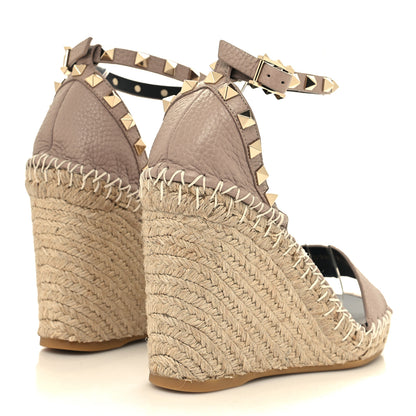 Valentino Garavani Grained Calfskin Rockstud Ankle Strap Espadrille 15/105mm Wedge Sandals 38 Poudre Natural 4 of 8