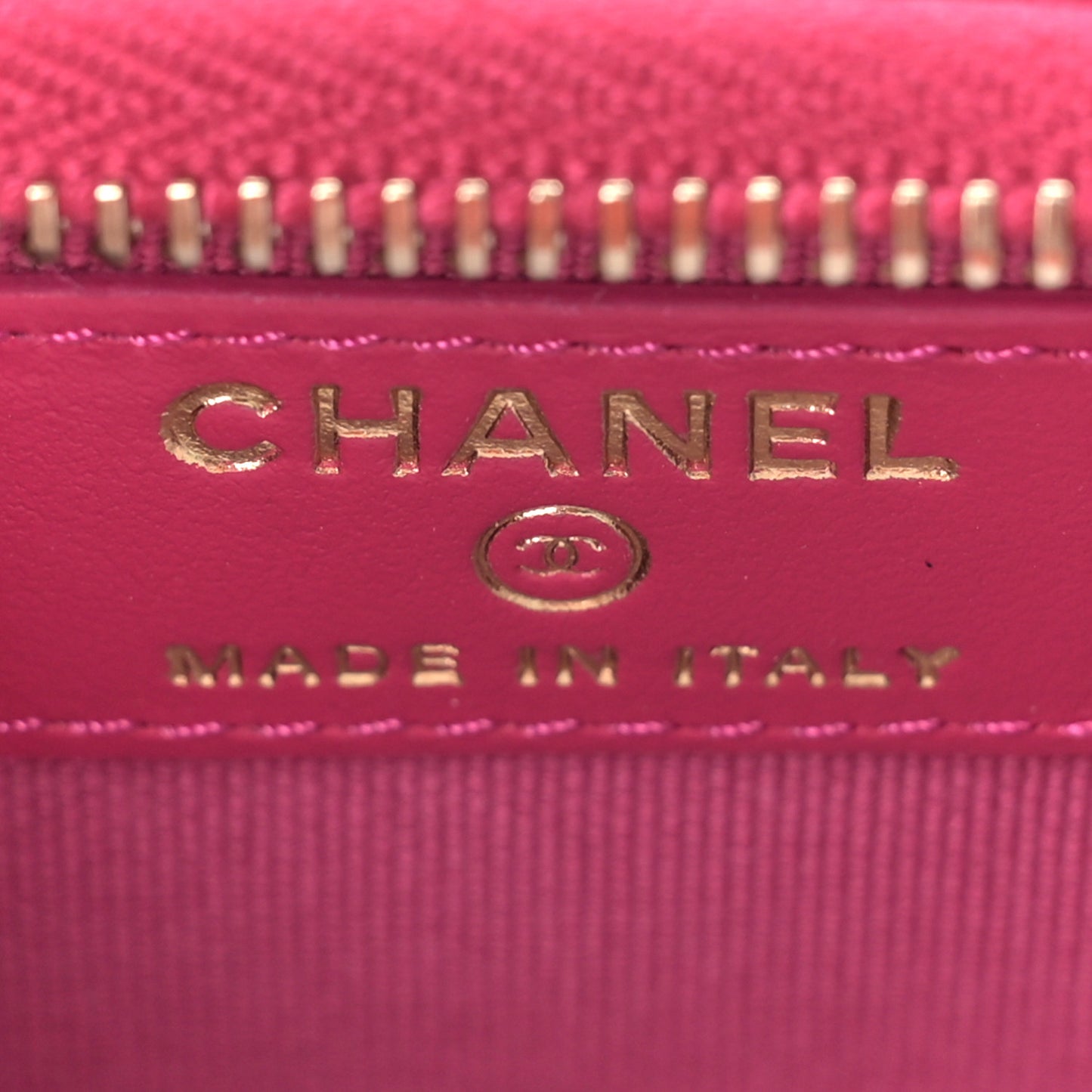Caviar Quilted Zip Card Holder Fuchsia