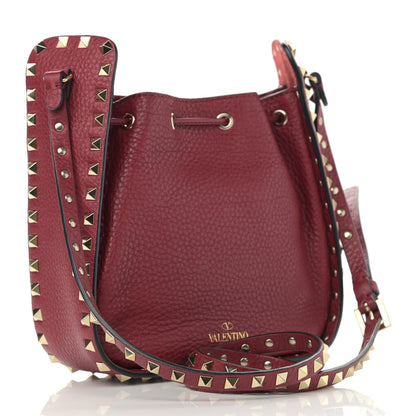 Valentino Garavani Grained Calfskin Rockstud Bucket Bag Rubino 3 of 10