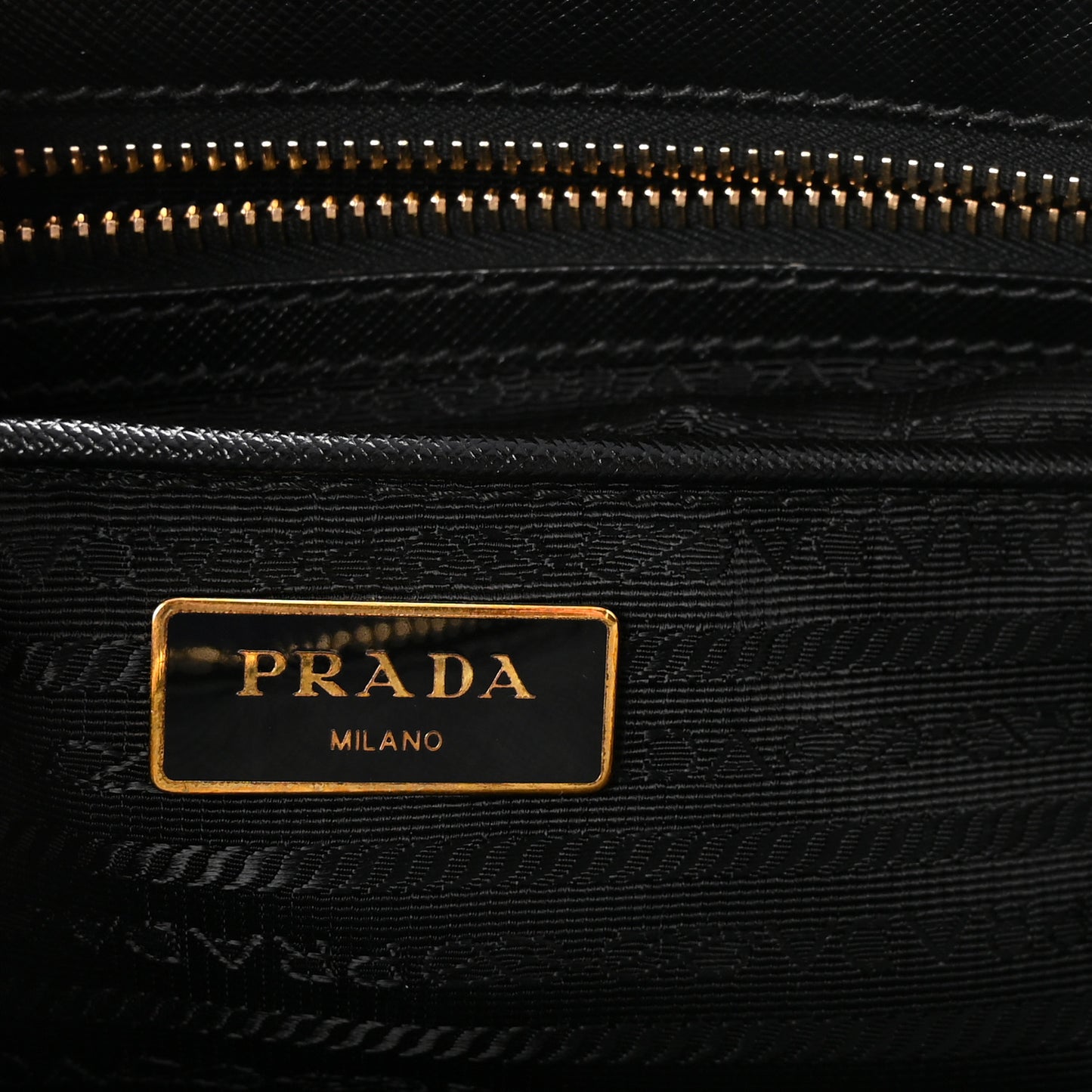 Saffiano Lux Medium Galleria Double Zip Tote Black