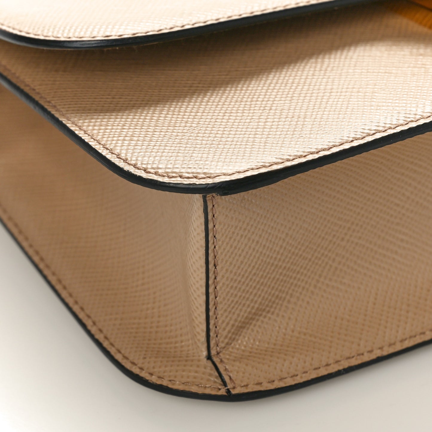 Saffiano Cuir Triangle Embleme Flap Shoulder Bag Sabbia