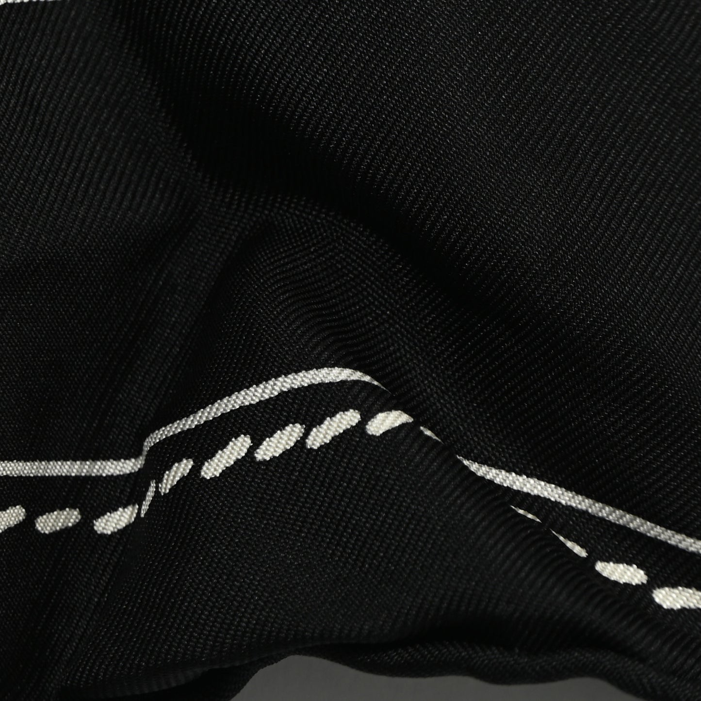 Silk Projets Carres Scarf 90 Black White