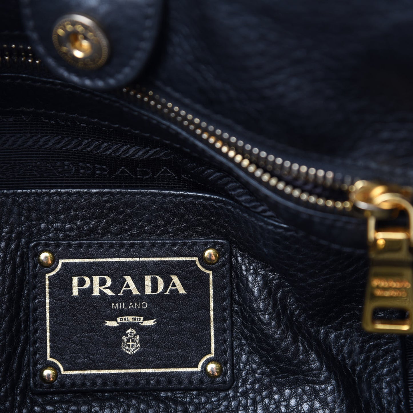 Vitello Daino Shoulder Bag Black