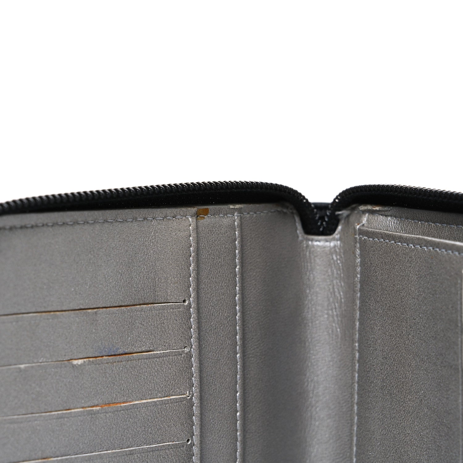CHANEL ノベルティーブラックレザー ケース Chanel Lambskin Camellia Embossed Zip Around Organizer Wallet