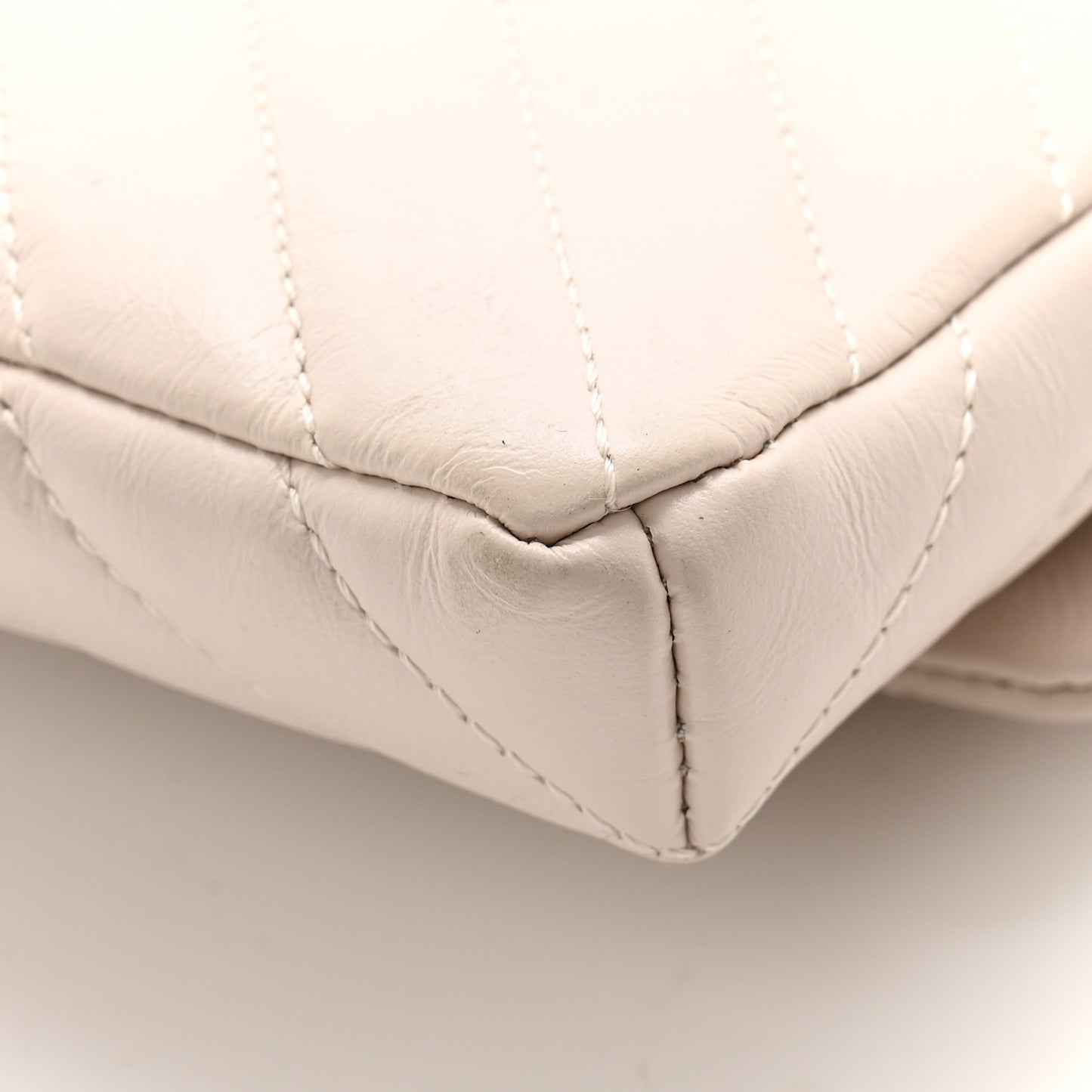 Aged Calfskin Chevron Quilted Reissue 2.55 Clutch Ivory