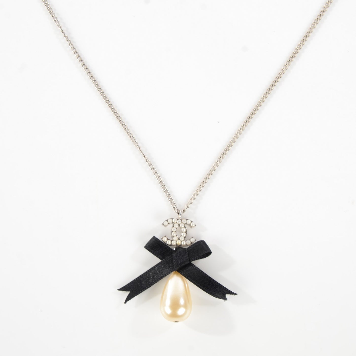 Pearl Ribbon CC Bow Necklace Black