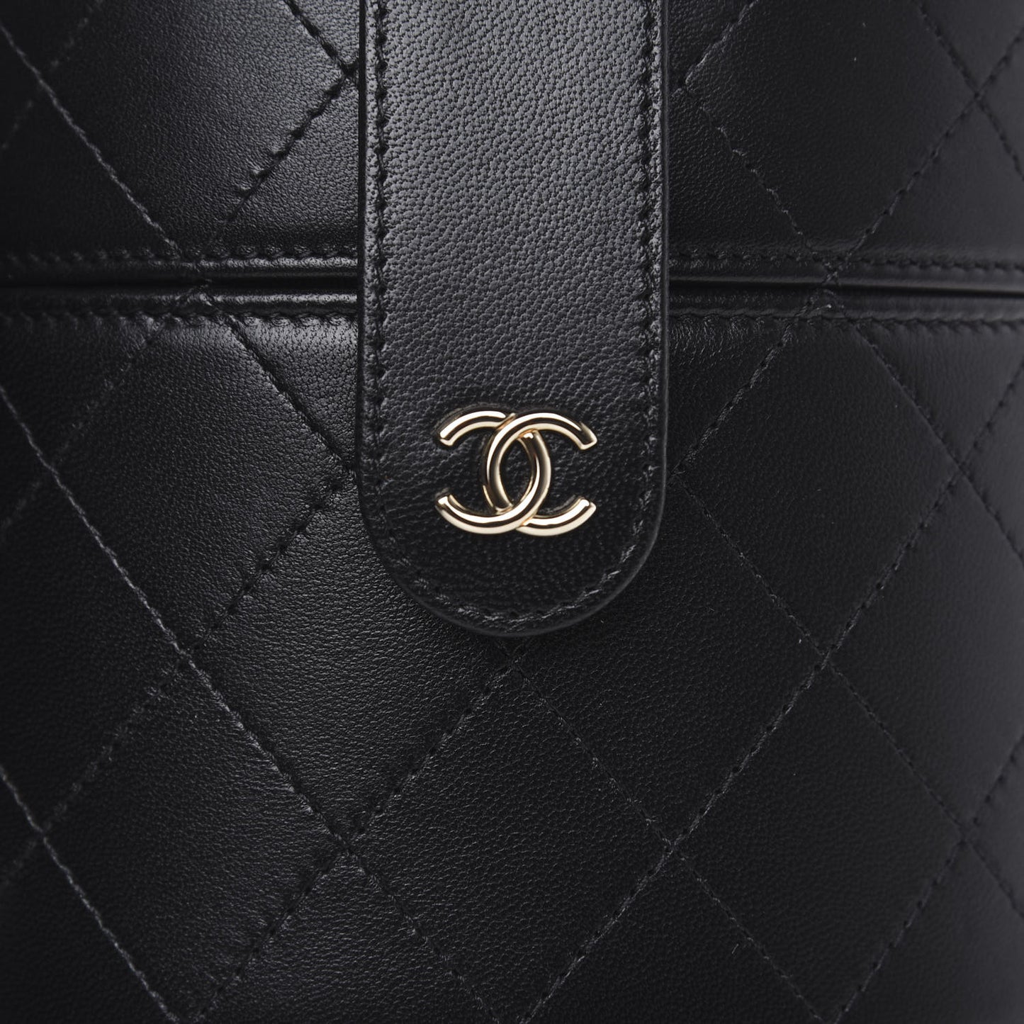 Lambskin Quilted Round Vanity Case With Chain Black
