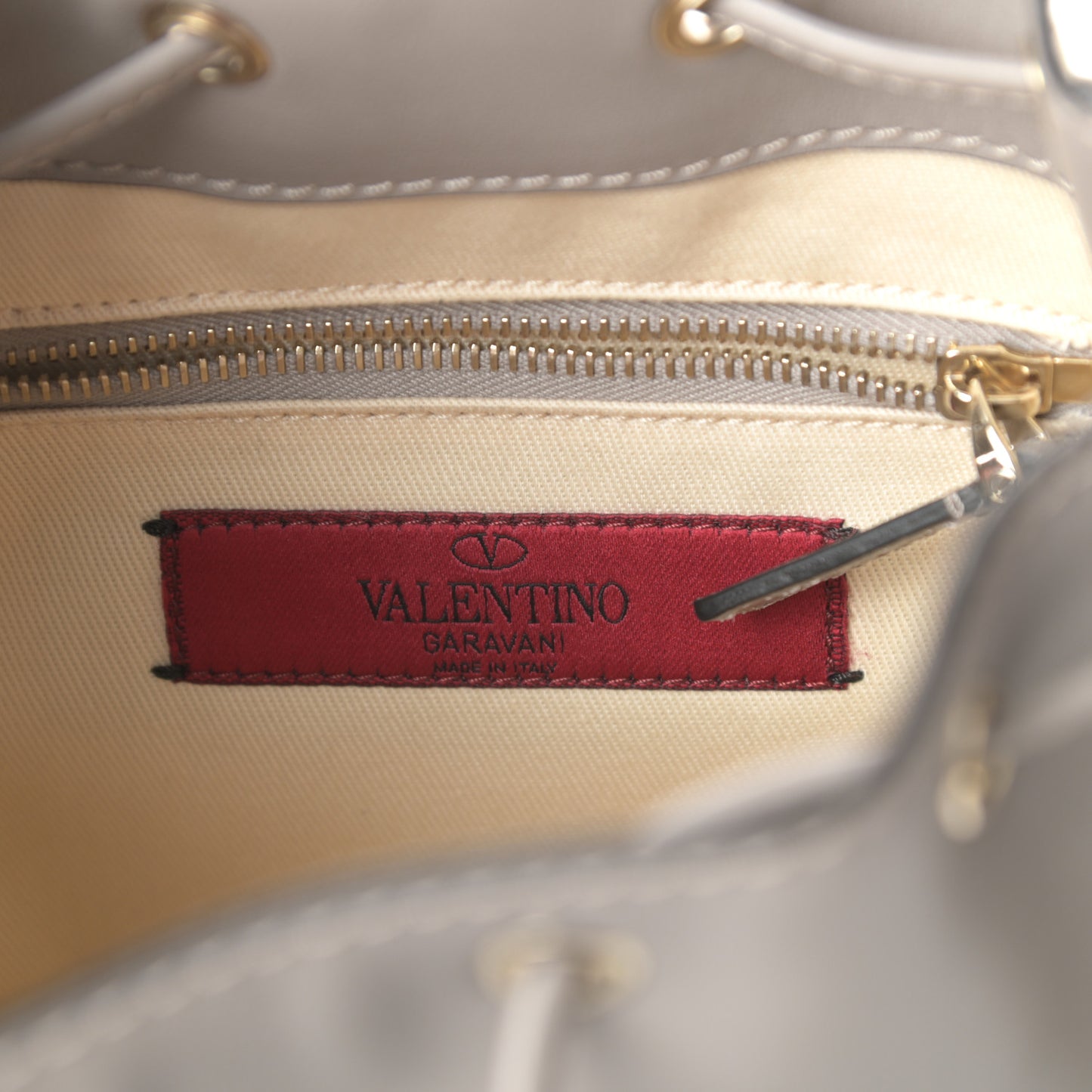 Vitello Rockstud Bucket Bag Perla