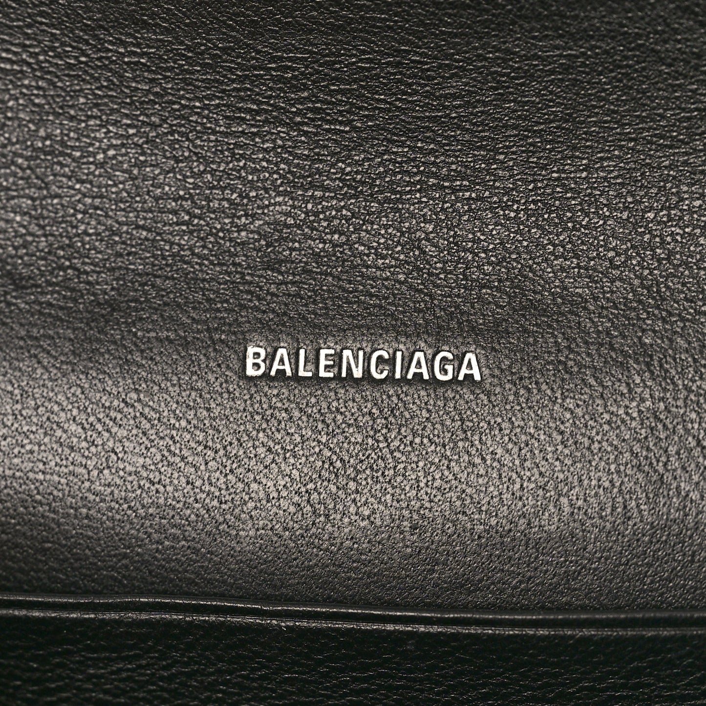 Grained Calfskin Logo Cash Phone Holder Wallet On Chain Black White