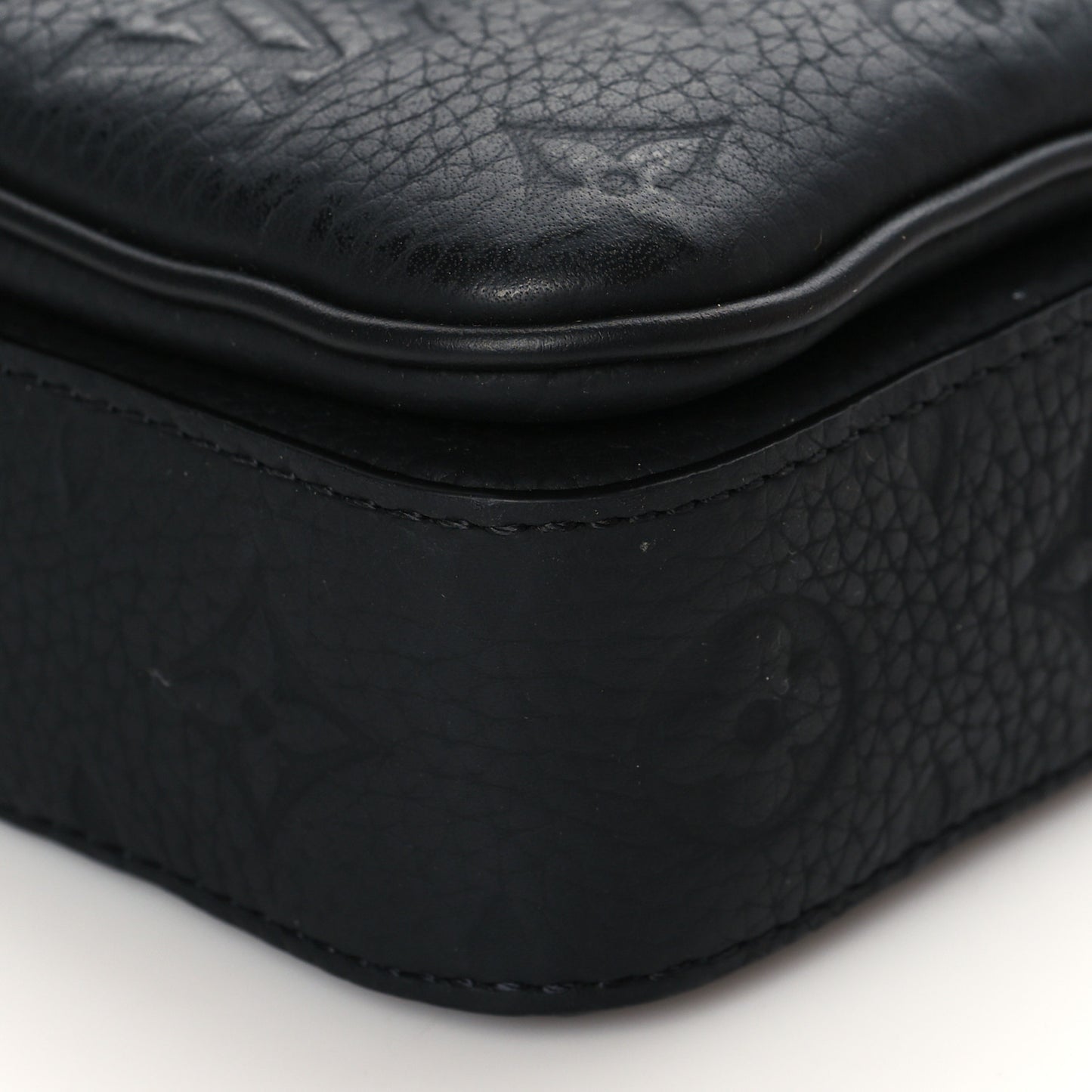 Taurillon Monogram S Lock Wearable Wallet Black