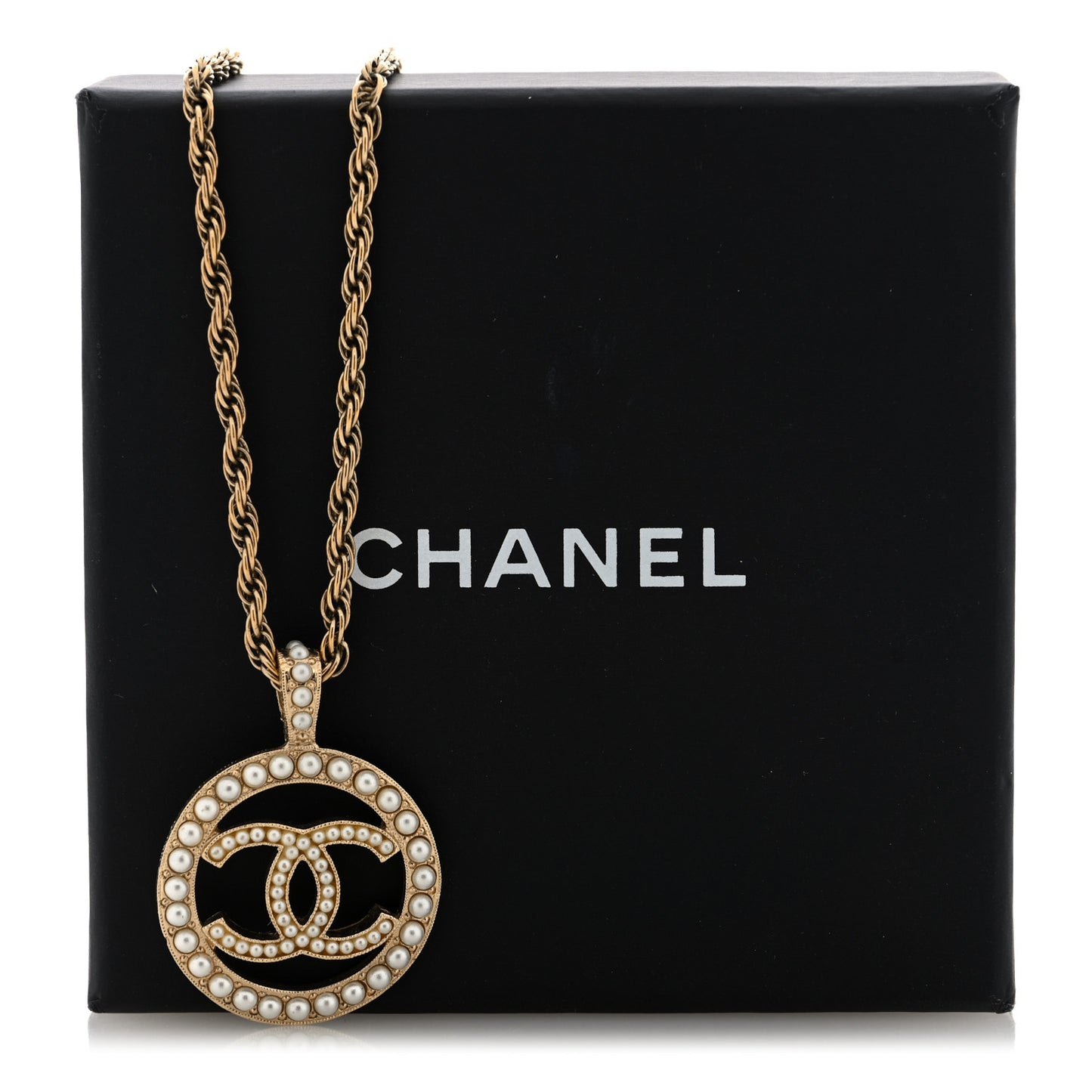 Pearl CC Round Pendant Necklace Gold