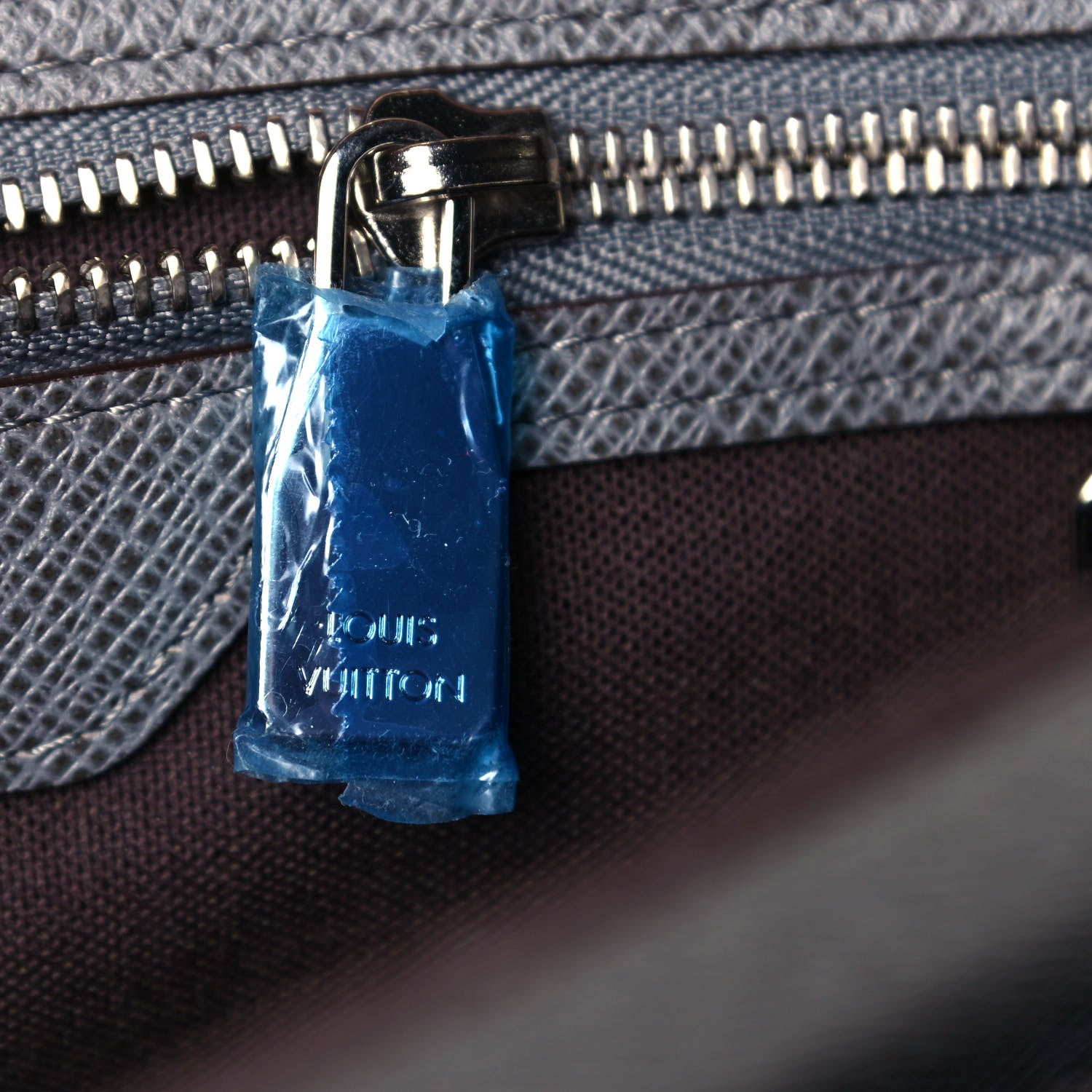 Louis Vuitton Taiga Milo Messenger Glacier 11 of 11