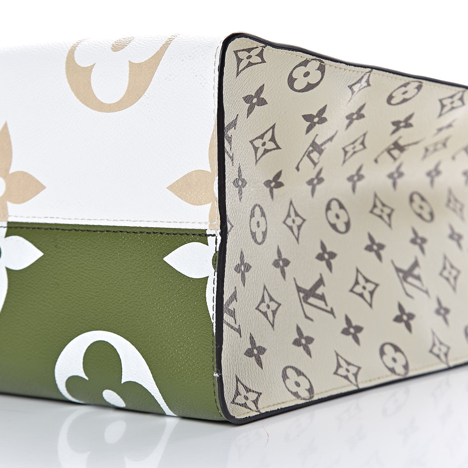 Louis Vuitton Monogram Giant Onthego GM Kaki Beige 10 of 13