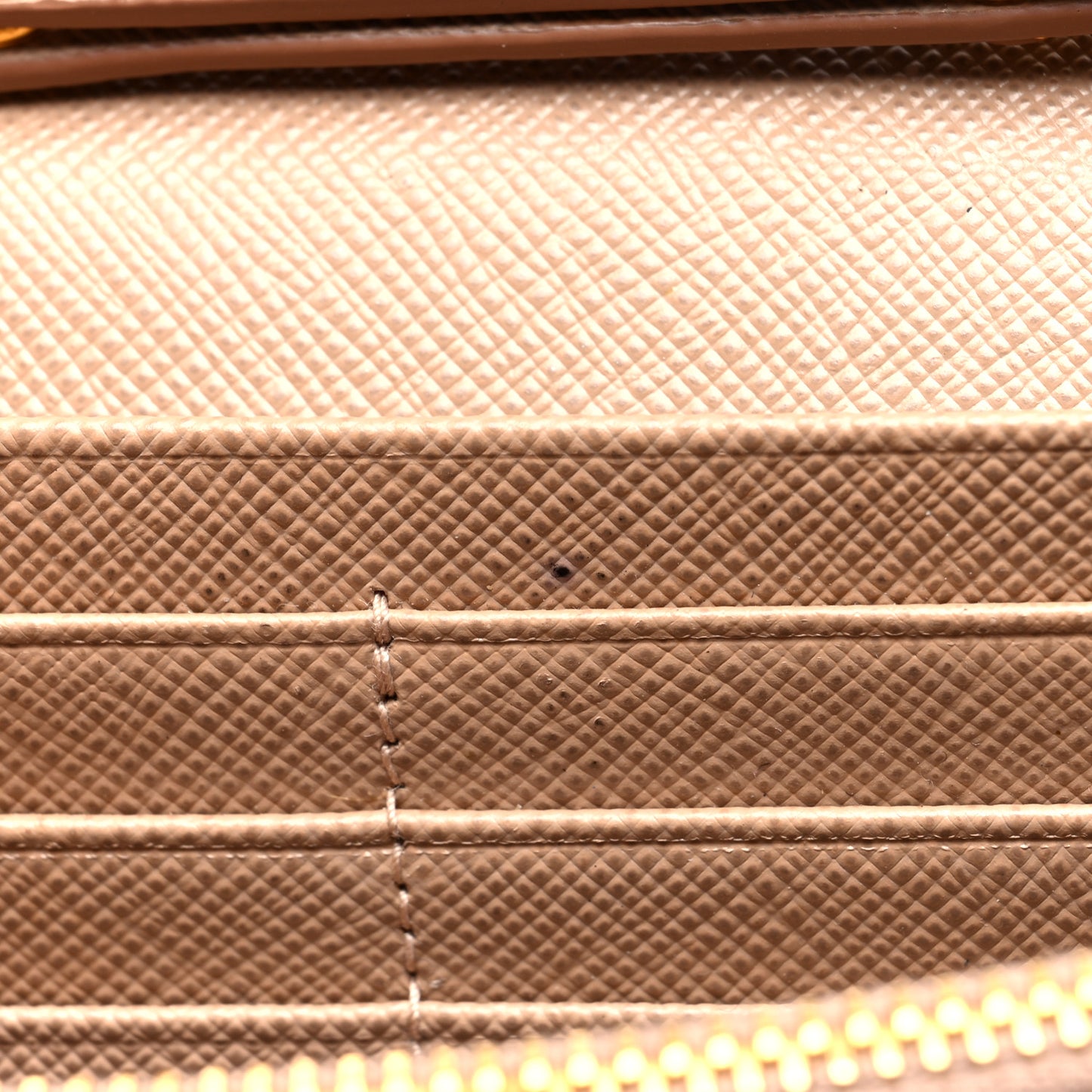 Saffiano Metal Oro Chain Wallet Cammeo