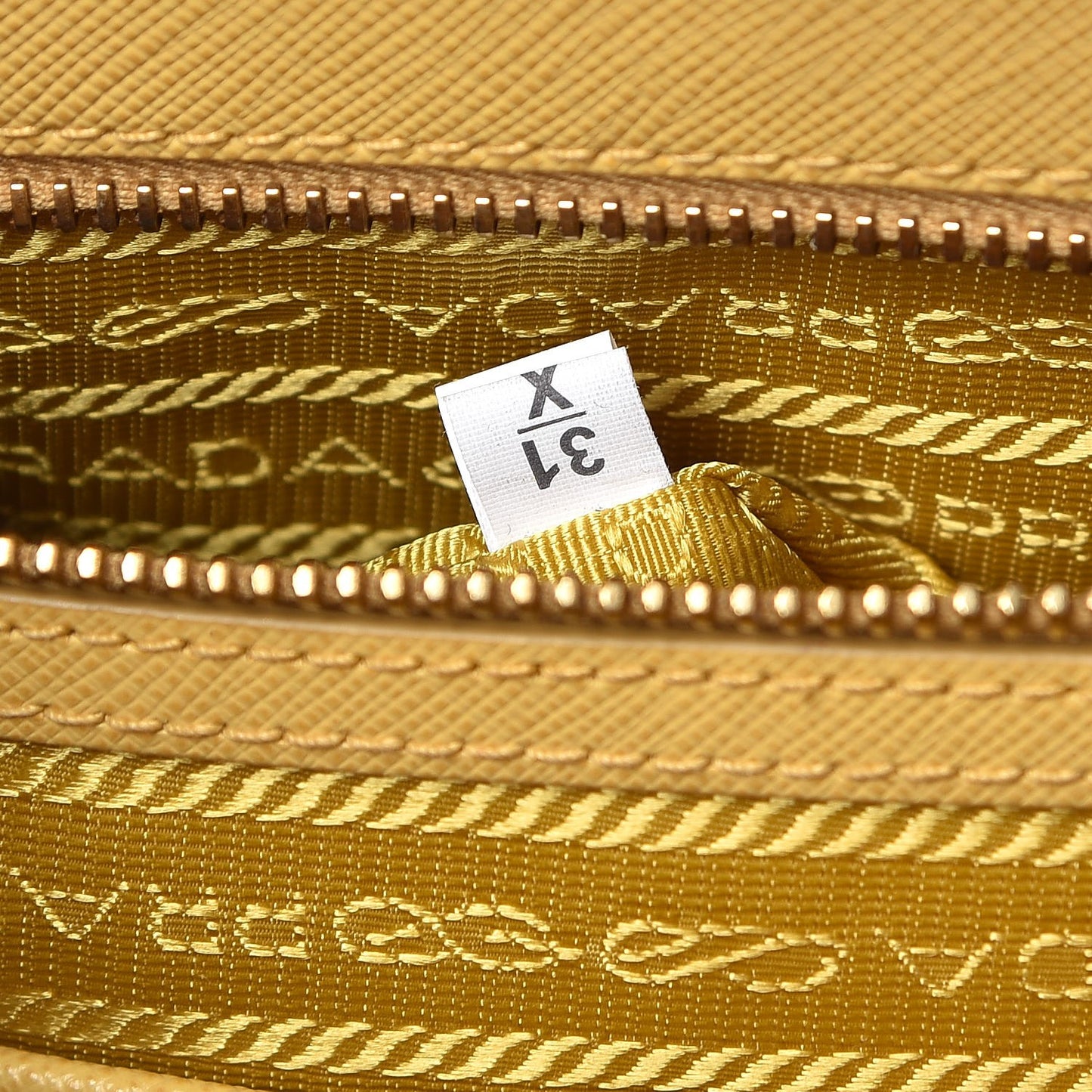 Saffiano Medium Galleria Double Zip Tote Ginestra