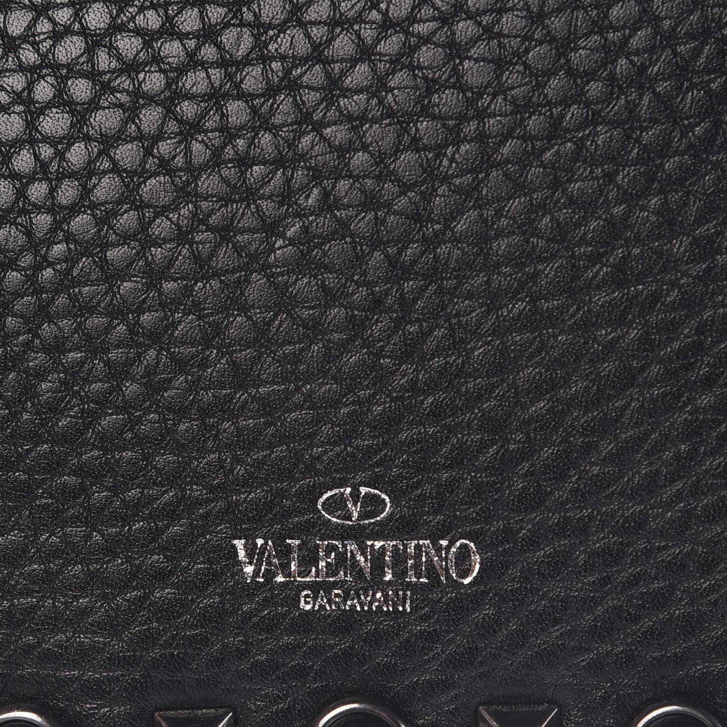 Grained Calfskin Onyx Rockstud Rolling Wallet on Chain Black