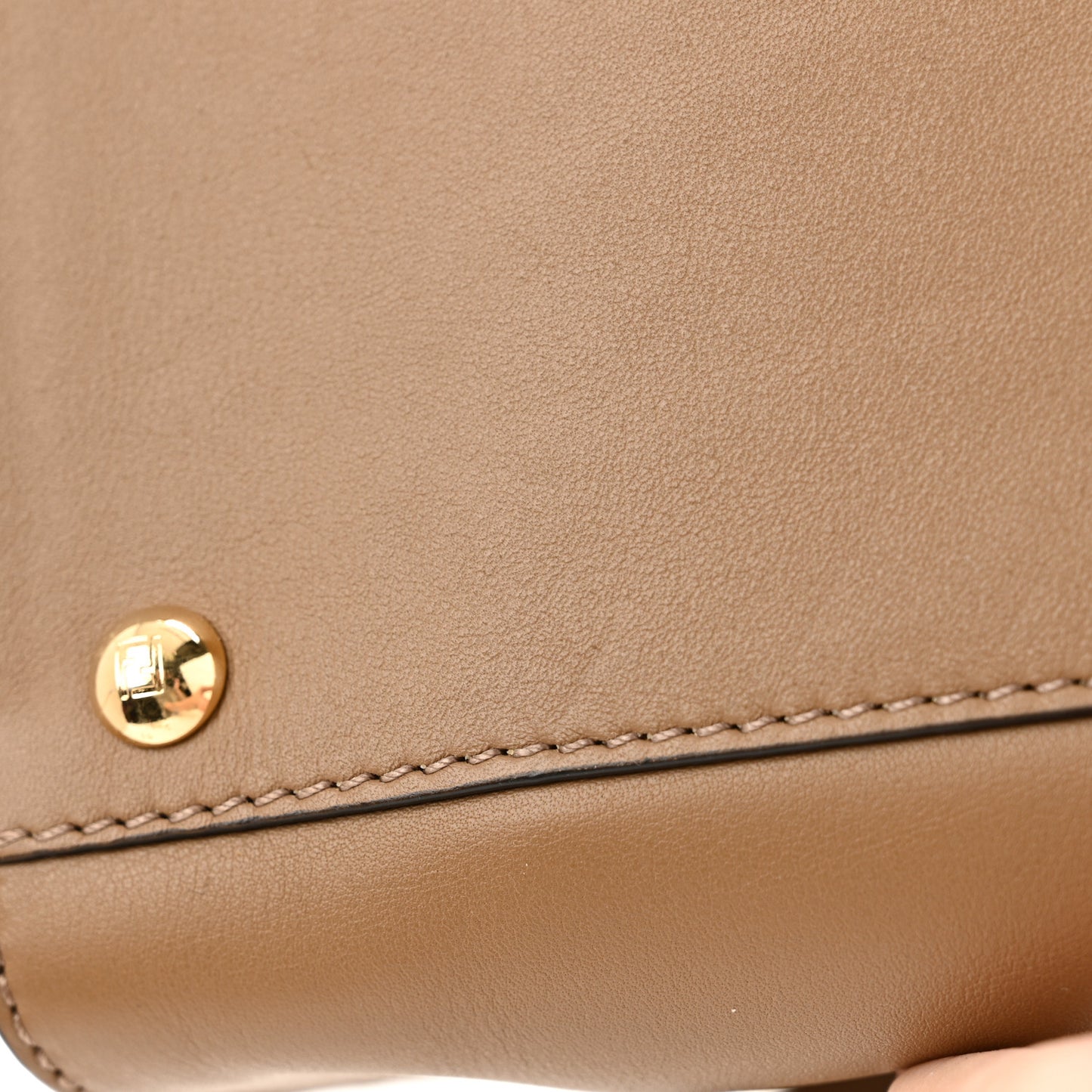 Vitello Seta Century Medium Peekaboo Mandorlo