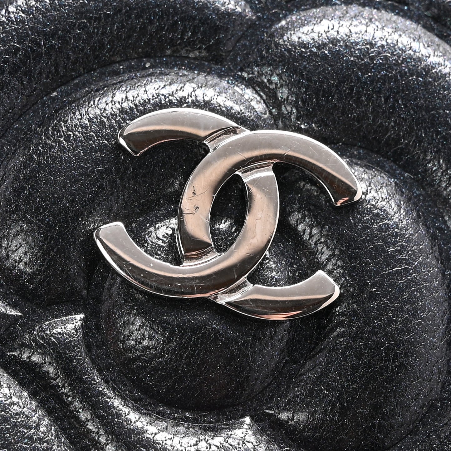 Iridescent Lambskin Camellia Embossed Zip Coin Purse Black
