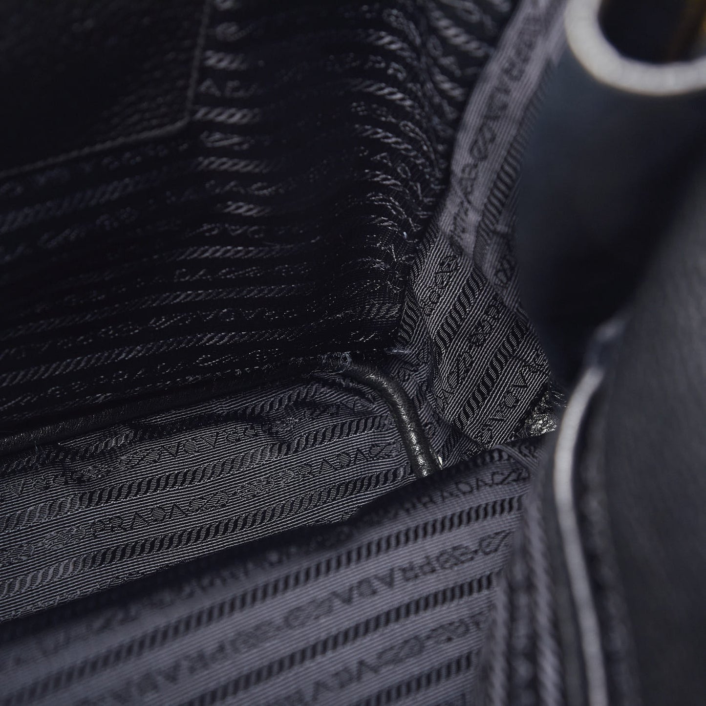 Vitello Daino Side Zip Tote Black