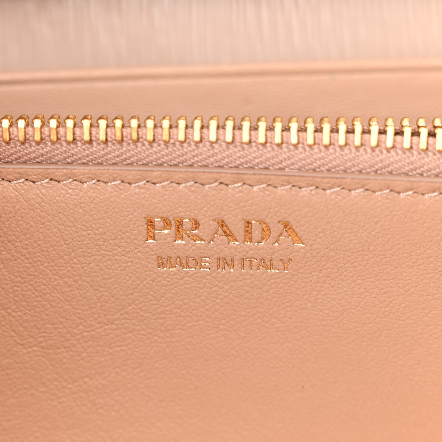 Vitello Move Metal Oro Chain Wallet Cipria
